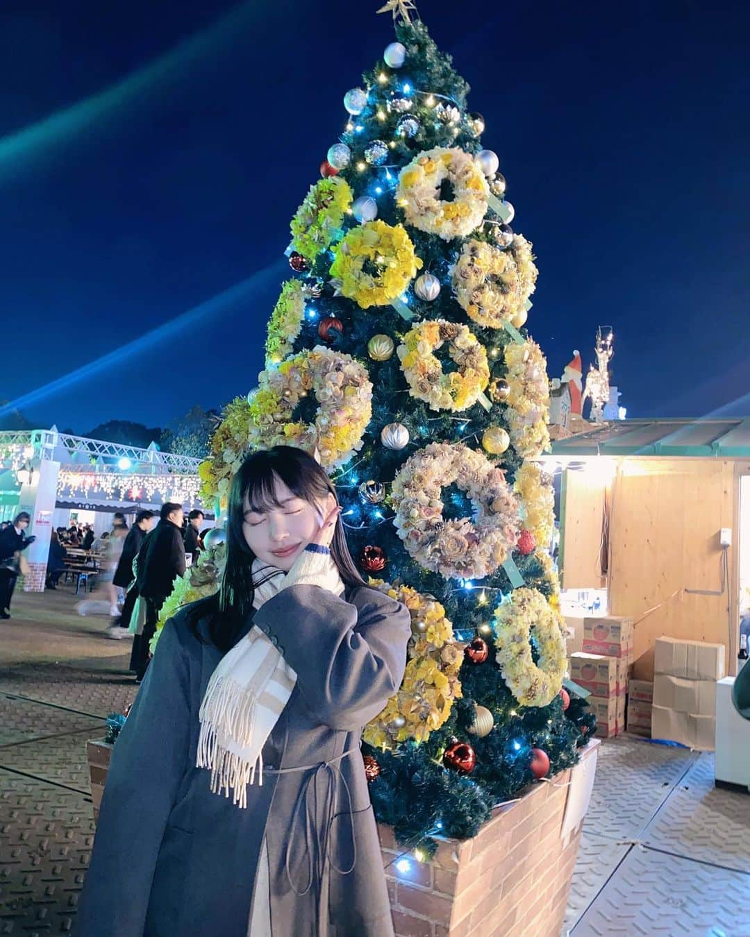 まこさんのインスタグラム写真 - (まこInstagram)「この前かれんと行ってきた　@tokyochristmas  東京クリスマスマーケット🎄🌛 この季節大好きすぎてキラキラしてる街を沢山楽しんでる🎠 （寒いのにスカート履いちゃうくらいには。） あとフラッシュで撮ると目が赤光りしてちょっと厨二ぽくなるのもお気に入りです😀 みんなはどこのイルミネーション見に行きますか~教えて~  #今年は明治神宮外苑でクリスマスマーケット #東京クリスマスマーケット #pr」12月1日 19時12分 - mako_x_x_x