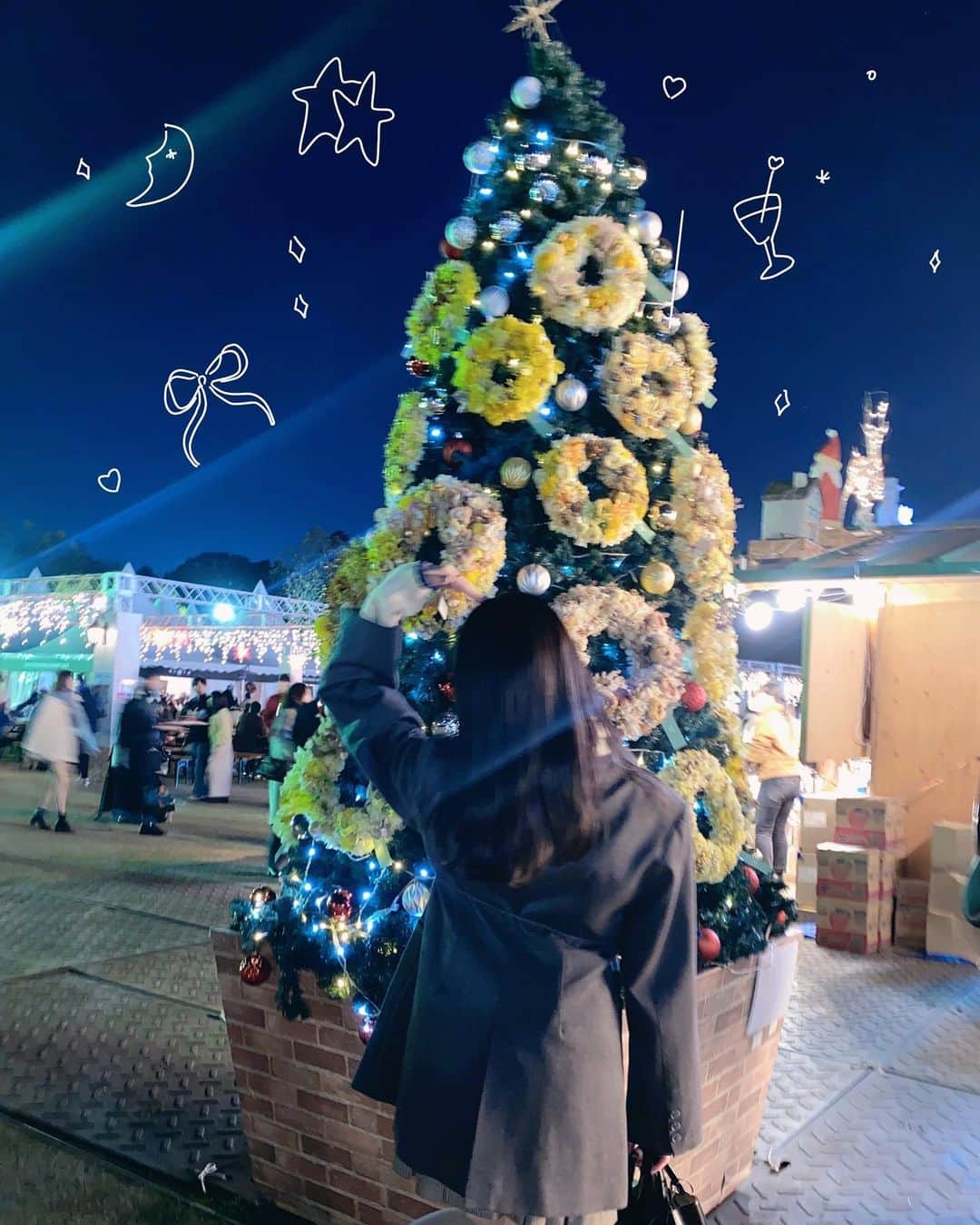 まこさんのインスタグラム写真 - (まこInstagram)「この前かれんと行ってきた　@tokyochristmas  東京クリスマスマーケット🎄🌛 この季節大好きすぎてキラキラしてる街を沢山楽しんでる🎠 （寒いのにスカート履いちゃうくらいには。） あとフラッシュで撮ると目が赤光りしてちょっと厨二ぽくなるのもお気に入りです😀 みんなはどこのイルミネーション見に行きますか~教えて~  #今年は明治神宮外苑でクリスマスマーケット #東京クリスマスマーケット #pr」12月1日 19時12分 - mako_x_x_x