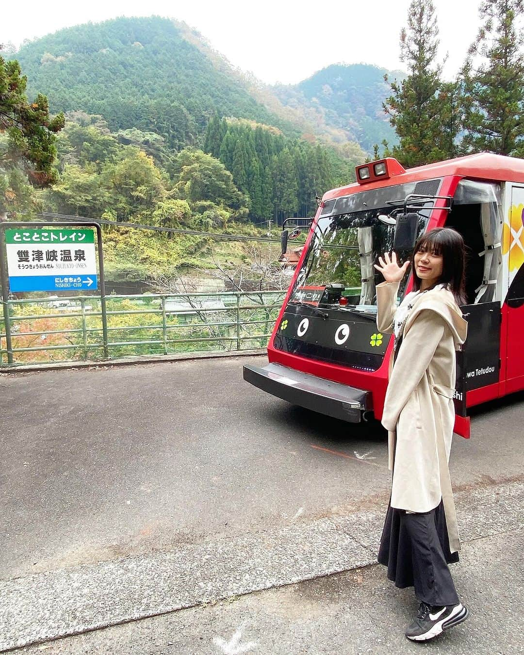 シュアン（施鈺萱）さんのインスタグラム写真 - (シュアン（施鈺萱）Instagram)「🏯⛩️ ⚠️照片第4張有白蛇的照片⚠️ 怕的人請斟酌欣賞  #錦帶橋  日本三大奇橋之一！ 全橋用木頭建造！沒有使用任何釘子 而今年剛好是創建350週年🎉 10月也在這邊盛大舉行了！ 這次很特別的是坐了遊覽船 邊看船夫用一根長長的竹子往前進！ 邊悠閒地吃著岩國名產的便當 從船上看到的倒影好美😍 非常值得坐船體驗看看🥰🥰🥰  #本家松がね 岩國市觀光交流所 地點在錦帶橋走路3分鐘，走累了可以來這邊休息☺️ 有 #盔甲體驗 才日幣1000日圓就能體驗！ 三種款式選一種，工作人員幫你換裝！ 換完裝之後到錦帶橋前面拍照📸 模仿砲兵隊帥氣的樣子真是太好玩😆  還有五種山口縣 #日本酒 體驗🎉 一杯才100-300日圓就可以喝到山口縣的日本酒 獺祭、金雀、村重、五橋、雁木 其中獺祭對於台灣人來說是最有名的吧！ 也很順口很好喝🥰 也可以喝到金雀！是夢幻、難以入手日本酒🍶 📍住址：〒741-0062 山口県岩国市岩国１丁目７−３ 營業時間9:00-17:00  #岩國城 坐上空中纜車🚡前往岩國城！ 慶長13年(1608年)被建造的岩國城 7年後卻因為一國一城令被拆掉了 昭和37年(1962年)再建 登上天守閣可以眺望岩國市的美景☺️  #白蛇神社 據說是嚴島神社的御祭神請願在這裡建立的神社！ 白蛇是很珍貴的生物， 在岩國要稱白蛇為「白蛇桑」 帶著白蛇桑褪下來的皮的御守帶在身上金運會上升💰 神社裡面也有白蛇飼養的地方 所以可以看到真的白蛇喔！😳  #とことこトレイン #tokotokotrain 是錦川清流線錦町車站〜雙津峡溫泉車站6公里間，利用原本是鐵路的道路的遊覽車！ 車子的外表造型是瓢蟲圖案，十分可愛🥰 途中會經過很長一段kirara夢隧道， 是山口縣內學生用6色發光的石頭畫作的圖案！ 真的很特別很漂亮！ 途中司機還會停下來，讓大家下車拍拍照喔🥰  #向峠神楽保存 #神樂 #山口縣岩國市的無形民俗文化財 據說這種神樂的起源是在安政時代（1854-1859），當時擔心天保大饑荒的領主山田利左衛門為了紀念天保大饑荒的水道建設的完成而讓人們學習神樂。已有十幾年的歷史，據說是從向年輕人傳授這項技藝，並在秋祭供奉時開始的。大正時代，石見神樂被採用並延續至今。  現場演奏的笛、太鼓等 搭配戴上鬼面具與豪華服裝的舞台效果！ 最後還有可以試穿的體驗 沒想到服裝那麼重！ 要戴上面具👺走位、移動，真的非常辛苦！  神樂不定期的會表演！ 詳細可以看 #向峠神楽保存会 的Facebook粉絲團 📍〒740-0904　山口県岩国市錦町宇佐郷向峠 ・錦川清流線錦町車站搭巴士40分鐘  #清流體驗 yamashiro體驗交流協議會的活動 可以在美麗的錦川體驗泛舟跟獨木舟 清澈的錦川還有紅葉🍁 初學者的話，嚮導也會事前帶你做暖身跟教導你怎麼滑喔！  #摘み菜カフェうどんげ 山口縣有名的山菜料理可以在這邊吃到！ 山菜做成天婦羅真的好好吃😳 脆脆的，沾上鹽巴☺️美味！ 可以邊欣賞日式庭院邊享用山菜料理套餐🥰 📍〒740-0724岩国市錦町広瀬670 🍚山菜天婦羅午餐1200日幣  #岩国市モニターツアー #山口県岩国市 #岩国 #山口縣 #岩國 #岩國市 #日本旅遊 #山口 #日本山口縣 #日本觀光 #Yamaguchi #iwakuni #japan #施鈺萱日本旅遊  #施鈺萱 #日本體驗」12月1日 19時06分 - ts_hsuan