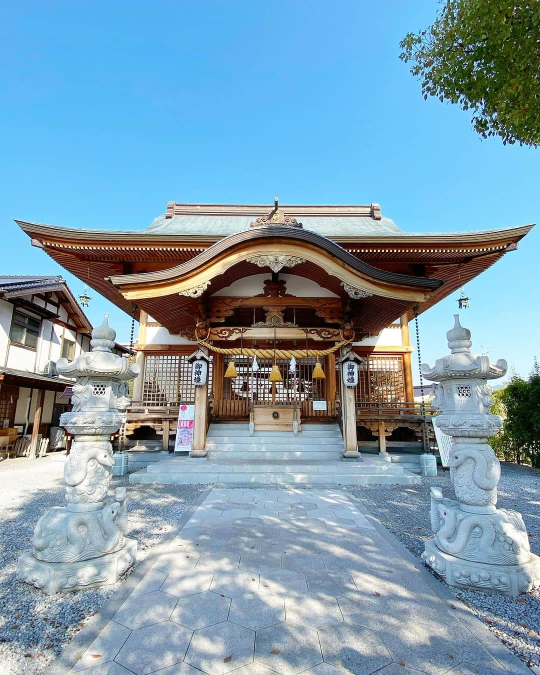 シュアン（施鈺萱）さんのインスタグラム写真 - (シュアン（施鈺萱）Instagram)「🏯⛩️ ⚠️照片第4張有白蛇的照片⚠️ 怕的人請斟酌欣賞  #錦帶橋  日本三大奇橋之一！ 全橋用木頭建造！沒有使用任何釘子 而今年剛好是創建350週年🎉 10月也在這邊盛大舉行了！ 這次很特別的是坐了遊覽船 邊看船夫用一根長長的竹子往前進！ 邊悠閒地吃著岩國名產的便當 從船上看到的倒影好美😍 非常值得坐船體驗看看🥰🥰🥰  #本家松がね 岩國市觀光交流所 地點在錦帶橋走路3分鐘，走累了可以來這邊休息☺️ 有 #盔甲體驗 才日幣1000日圓就能體驗！ 三種款式選一種，工作人員幫你換裝！ 換完裝之後到錦帶橋前面拍照📸 模仿砲兵隊帥氣的樣子真是太好玩😆  還有五種山口縣 #日本酒 體驗🎉 一杯才100-300日圓就可以喝到山口縣的日本酒 獺祭、金雀、村重、五橋、雁木 其中獺祭對於台灣人來說是最有名的吧！ 也很順口很好喝🥰 也可以喝到金雀！是夢幻、難以入手日本酒🍶 📍住址：〒741-0062 山口県岩国市岩国１丁目７−３ 營業時間9:00-17:00  #岩國城 坐上空中纜車🚡前往岩國城！ 慶長13年(1608年)被建造的岩國城 7年後卻因為一國一城令被拆掉了 昭和37年(1962年)再建 登上天守閣可以眺望岩國市的美景☺️  #白蛇神社 據說是嚴島神社的御祭神請願在這裡建立的神社！ 白蛇是很珍貴的生物， 在岩國要稱白蛇為「白蛇桑」 帶著白蛇桑褪下來的皮的御守帶在身上金運會上升💰 神社裡面也有白蛇飼養的地方 所以可以看到真的白蛇喔！😳  #とことこトレイン #tokotokotrain 是錦川清流線錦町車站〜雙津峡溫泉車站6公里間，利用原本是鐵路的道路的遊覽車！ 車子的外表造型是瓢蟲圖案，十分可愛🥰 途中會經過很長一段kirara夢隧道， 是山口縣內學生用6色發光的石頭畫作的圖案！ 真的很特別很漂亮！ 途中司機還會停下來，讓大家下車拍拍照喔🥰  #向峠神楽保存 #神樂 #山口縣岩國市的無形民俗文化財 據說這種神樂的起源是在安政時代（1854-1859），當時擔心天保大饑荒的領主山田利左衛門為了紀念天保大饑荒的水道建設的完成而讓人們學習神樂。已有十幾年的歷史，據說是從向年輕人傳授這項技藝，並在秋祭供奉時開始的。大正時代，石見神樂被採用並延續至今。  現場演奏的笛、太鼓等 搭配戴上鬼面具與豪華服裝的舞台效果！ 最後還有可以試穿的體驗 沒想到服裝那麼重！ 要戴上面具👺走位、移動，真的非常辛苦！  神樂不定期的會表演！ 詳細可以看 #向峠神楽保存会 的Facebook粉絲團 📍〒740-0904　山口県岩国市錦町宇佐郷向峠 ・錦川清流線錦町車站搭巴士40分鐘  #清流體驗 yamashiro體驗交流協議會的活動 可以在美麗的錦川體驗泛舟跟獨木舟 清澈的錦川還有紅葉🍁 初學者的話，嚮導也會事前帶你做暖身跟教導你怎麼滑喔！  #摘み菜カフェうどんげ 山口縣有名的山菜料理可以在這邊吃到！ 山菜做成天婦羅真的好好吃😳 脆脆的，沾上鹽巴☺️美味！ 可以邊欣賞日式庭院邊享用山菜料理套餐🥰 📍〒740-0724岩国市錦町広瀬670 🍚山菜天婦羅午餐1200日幣  #岩国市モニターツアー #山口県岩国市 #岩国 #山口縣 #岩國 #岩國市 #日本旅遊 #山口 #日本山口縣 #日本觀光 #Yamaguchi #iwakuni #japan #施鈺萱日本旅遊  #施鈺萱 #日本體驗」12月1日 19時06分 - ts_hsuan