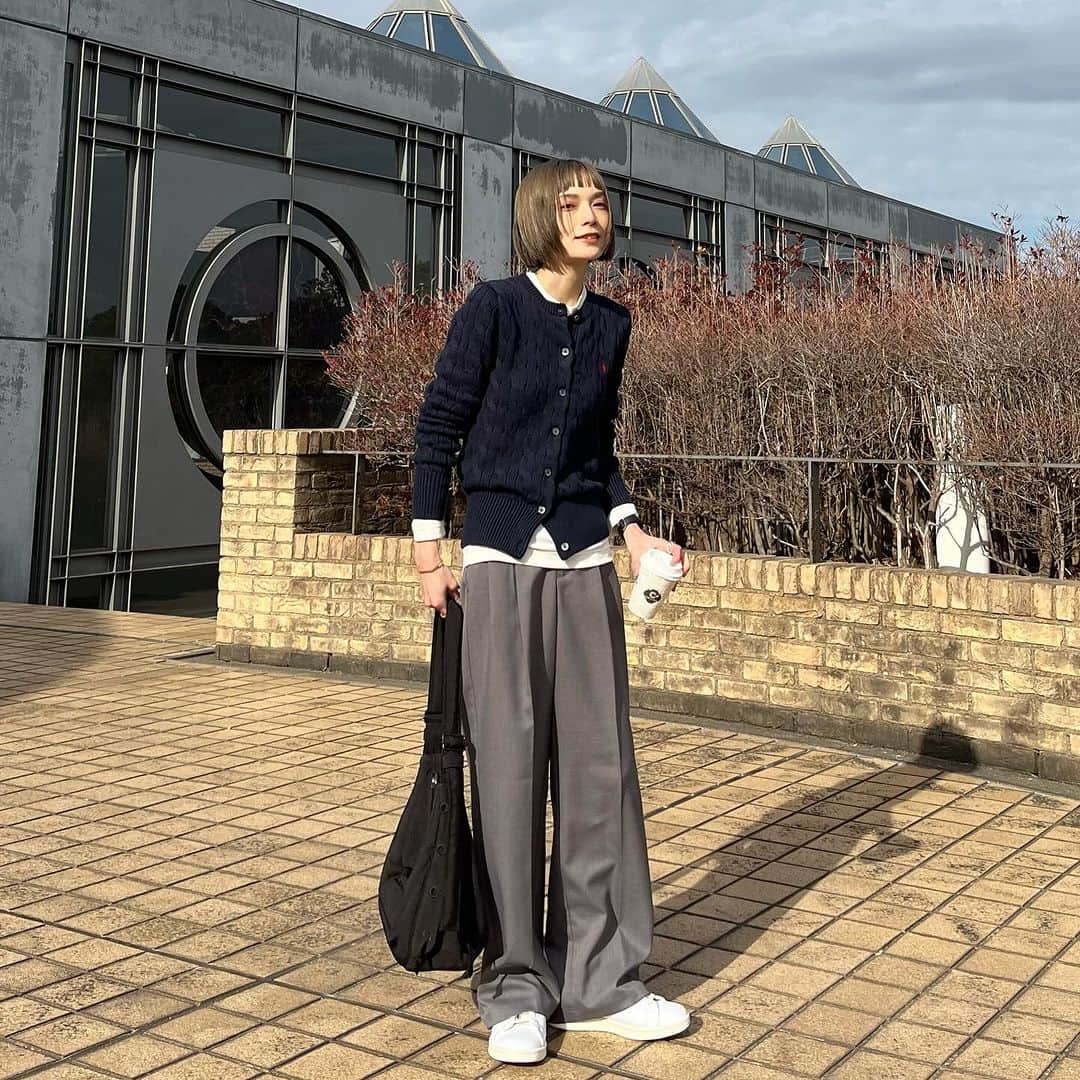 MATSUIRIHOさんのインスタグラム写真 - (MATSUIRIHOInstagram)「超気に入ってるポロ ラルフ ローレンの ケーブルニット コットン クルーネック カーディガン🎠 @poloralphlauren   サイズ感も厚すぎないケーブル編み感も全てが絶妙で◎ 12月はポニー刺繍がクリスマス感出せて出番が多そうです🎄笑 素材はコットン100%だから長持ちしそうだし、春まで活躍しそう◎  クルーネックのカーディガンは、 ボタン閉めてニット代わりに着たい気分です👌🏻 (150cm / XS / NAVY 着用◎)  #PR #poloralphlauren #ralphlauren #ポロラルフローレン #RalphLauren #ケーブルニットガーデ #ケーブルニット #重ね着コーデ #大人カジュアル #カジュアルコーデ #150cmコーデ #低身長コーデ #ootd #今日のコーデ #ファッション #カーディガン」12月1日 19時06分 - rihoo914