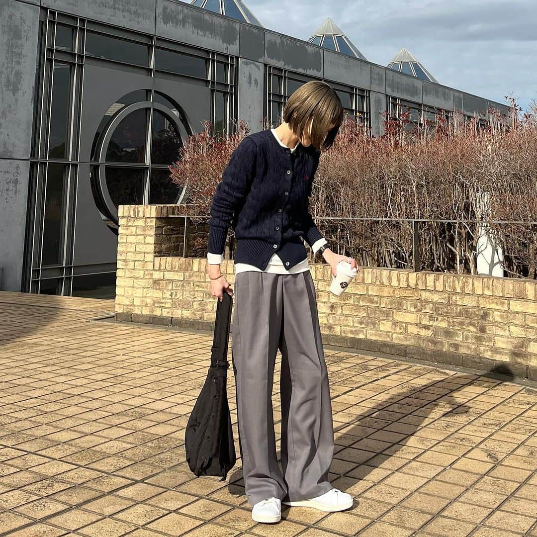 MATSUIRIHOさんのインスタグラム写真 - (MATSUIRIHOInstagram)「超気に入ってるポロ ラルフ ローレンの ケーブルニット コットン クルーネック カーディガン🎠 @poloralphlauren   サイズ感も厚すぎないケーブル編み感も全てが絶妙で◎ 12月はポニー刺繍がクリスマス感出せて出番が多そうです🎄笑 素材はコットン100%だから長持ちしそうだし、春まで活躍しそう◎  クルーネックのカーディガンは、 ボタン閉めてニット代わりに着たい気分です👌🏻 (150cm / XS / NAVY 着用◎)  #PR #poloralphlauren #ralphlauren #ポロラルフローレン #RalphLauren #ケーブルニットガーデ #ケーブルニット #重ね着コーデ #大人カジュアル #カジュアルコーデ #150cmコーデ #低身長コーデ #ootd #今日のコーデ #ファッション #カーディガン」12月1日 19時06分 - rihoo914