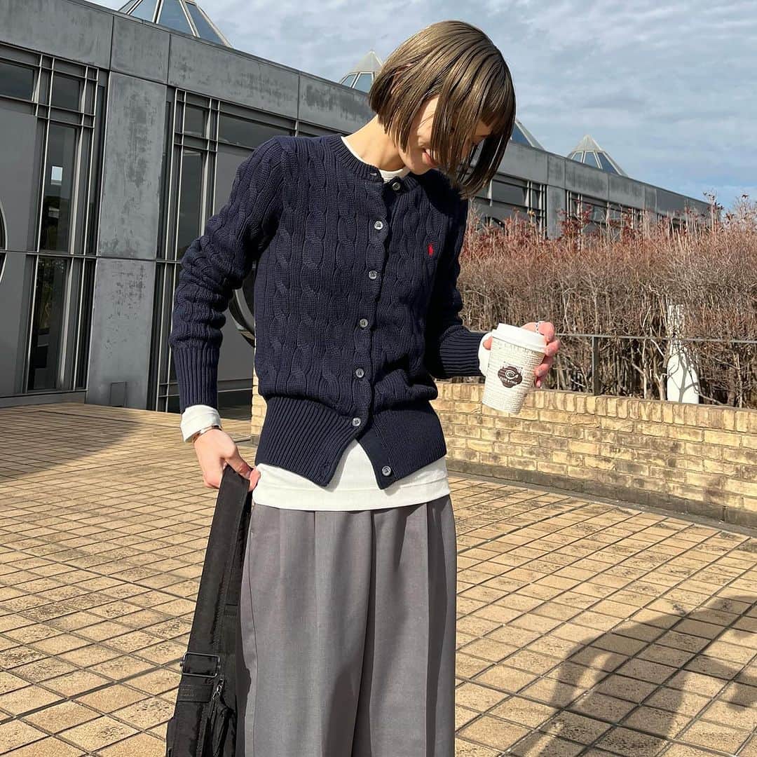 MATSUIRIHOさんのインスタグラム写真 - (MATSUIRIHOInstagram)「超気に入ってるポロ ラルフ ローレンの ケーブルニット コットン クルーネック カーディガン🎠 @poloralphlauren   サイズ感も厚すぎないケーブル編み感も全てが絶妙で◎ 12月はポニー刺繍がクリスマス感出せて出番が多そうです🎄笑 素材はコットン100%だから長持ちしそうだし、春まで活躍しそう◎  クルーネックのカーディガンは、 ボタン閉めてニット代わりに着たい気分です👌🏻 (150cm / XS / NAVY 着用◎)  #PR #poloralphlauren #ralphlauren #ポロラルフローレン #RalphLauren #ケーブルニットガーデ #ケーブルニット #重ね着コーデ #大人カジュアル #カジュアルコーデ #150cmコーデ #低身長コーデ #ootd #今日のコーデ #ファッション #カーディガン」12月1日 19時06分 - rihoo914