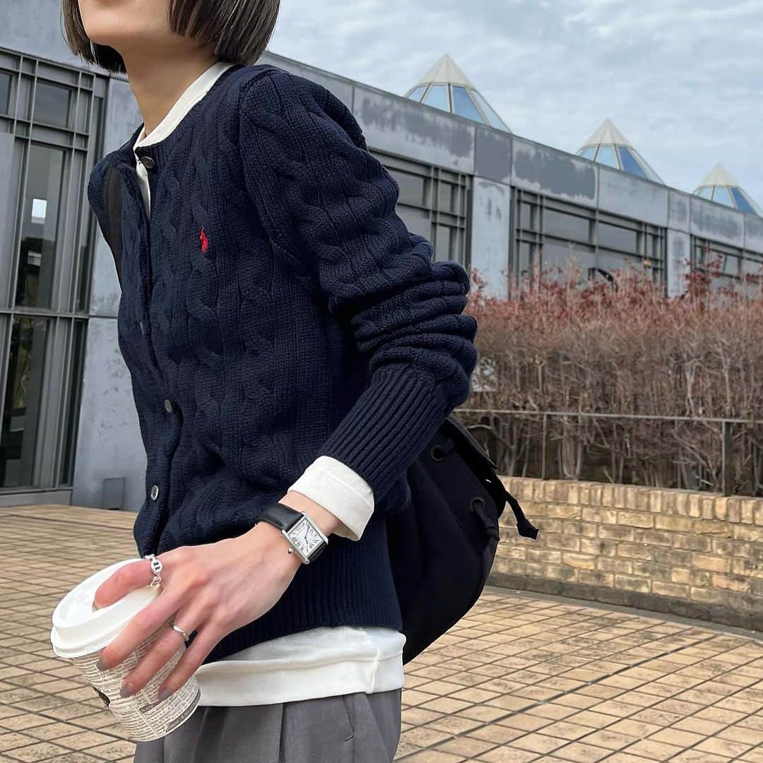 MATSUIRIHOさんのインスタグラム写真 - (MATSUIRIHOInstagram)「超気に入ってるポロ ラルフ ローレンの ケーブルニット コットン クルーネック カーディガン🎠 @poloralphlauren   サイズ感も厚すぎないケーブル編み感も全てが絶妙で◎ 12月はポニー刺繍がクリスマス感出せて出番が多そうです🎄笑 素材はコットン100%だから長持ちしそうだし、春まで活躍しそう◎  クルーネックのカーディガンは、 ボタン閉めてニット代わりに着たい気分です👌🏻 (150cm / XS / NAVY 着用◎)  #PR #poloralphlauren #ralphlauren #ポロラルフローレン #RalphLauren #ケーブルニットガーデ #ケーブルニット #重ね着コーデ #大人カジュアル #カジュアルコーデ #150cmコーデ #低身長コーデ #ootd #今日のコーデ #ファッション #カーディガン」12月1日 19時06分 - rihoo914