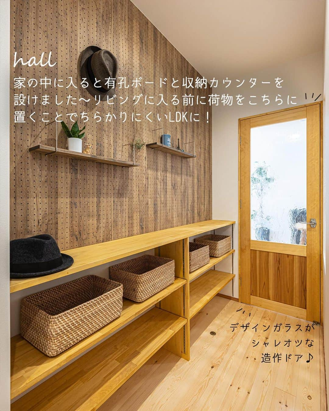 無垢 スタイルの注文住宅あめりか屋さんのインスタグラム写真 - (無垢 スタイルの注文住宅あめりか屋Instagram)「\ 人気のお家まるごとご紹介！/ ⁡ 黒 #ガルバ と #アイランドキッチン のおうちです〜😍 ⁡ #造作洗面台 #キッチン #玄関 #LDK ⁡ #あめりか屋 は #カリフォルニアデザイン や サーファーズハウス のような #アメリカンデザイン  から、無垢フローリング をつかった #自由設計 の #おしゃれな家 や #かっこいい家 #シンプルな家 を建てるのが得意です🐰 ⁡ 弊社施工エリアで 住まい の #一戸建て #注文住宅 の #新築 から小規模の #リフォーム など、 #マイホーム計画 の方にはカタログや 施工事例 などを無料で送らせていただきます🐶 ⁡ 公式LINEアカウントやホームページの資料請求ページやお電話（TEL 0770-22-0577）にてお気軽にお問い合わせくださいね～🎁 ⁡ 【施工エリア】 福井県 #敦賀市 の本社から車で60分以内の #敦賀 #美浜町 #若狭町 #小浜市 #おおい町 #高浜町 が基本的な施工エリアで、たまに#長浜市 #高島市 へも行かせていただいてます🍦 ⁡ -　-　-　-　-　-　- 他の施工事例⇒ @amerikayaarchitecture -　-　-　-　-　-　-  ⁡ 管理人は @hidekazu_shinohara という愉快な社長です（笑）一緒に #マイホーム #新築一戸建て を #家づくり していきましょう😁」12月1日 19時06分 - amerikayaarchitecture