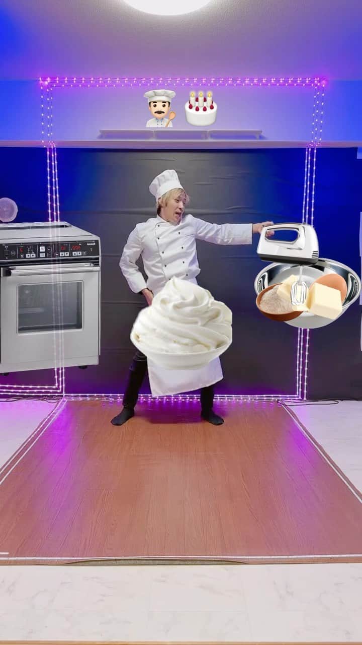内山さんのインスタグラム：「踊りながらケーキを作る男がヤバすぎる‼︎ A man making a cake while dancing🎂 #内山さん #uchiyamasan」