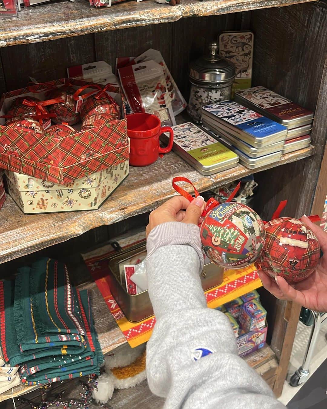 NANAさんのインスタグラム写真 - (NANAInstagram)「今日はひなせとサクッと買い物に2人でスッピン部屋着でテラモに🤣デニム履いただけまし😂  せなの誕生日ケーキも予約出来たし良かった☺️🫶  クリスマスのテーブルコーディネートを考えながらひなせとショップ巡り🎅  どさくさに紛れてひなせにクリスマスプレゼント買わされた🙄  NIKEターミネーターハイのこのブルーホワイトもお気に入り♥️  今日は夕日がめっちゃ綺麗だった✨いよいよ寒くなってきたね😫  今日から12月🎄師走は毎年ほんっとにあっという間に過ぎるから今年もそうなんだろうな😅  今月もよろしくお願いします😇  #lifestyle#outfit#outfitoftheday #ゆるゆるコーデ #supreme#stussy#nike#nikeターミネーター#ナイキ#nikeshoes#casual#アラフィフ#アラフィフコーデ#娘と買い物#なんかしら買わされる」12月1日 19時08分 - nana1977hs