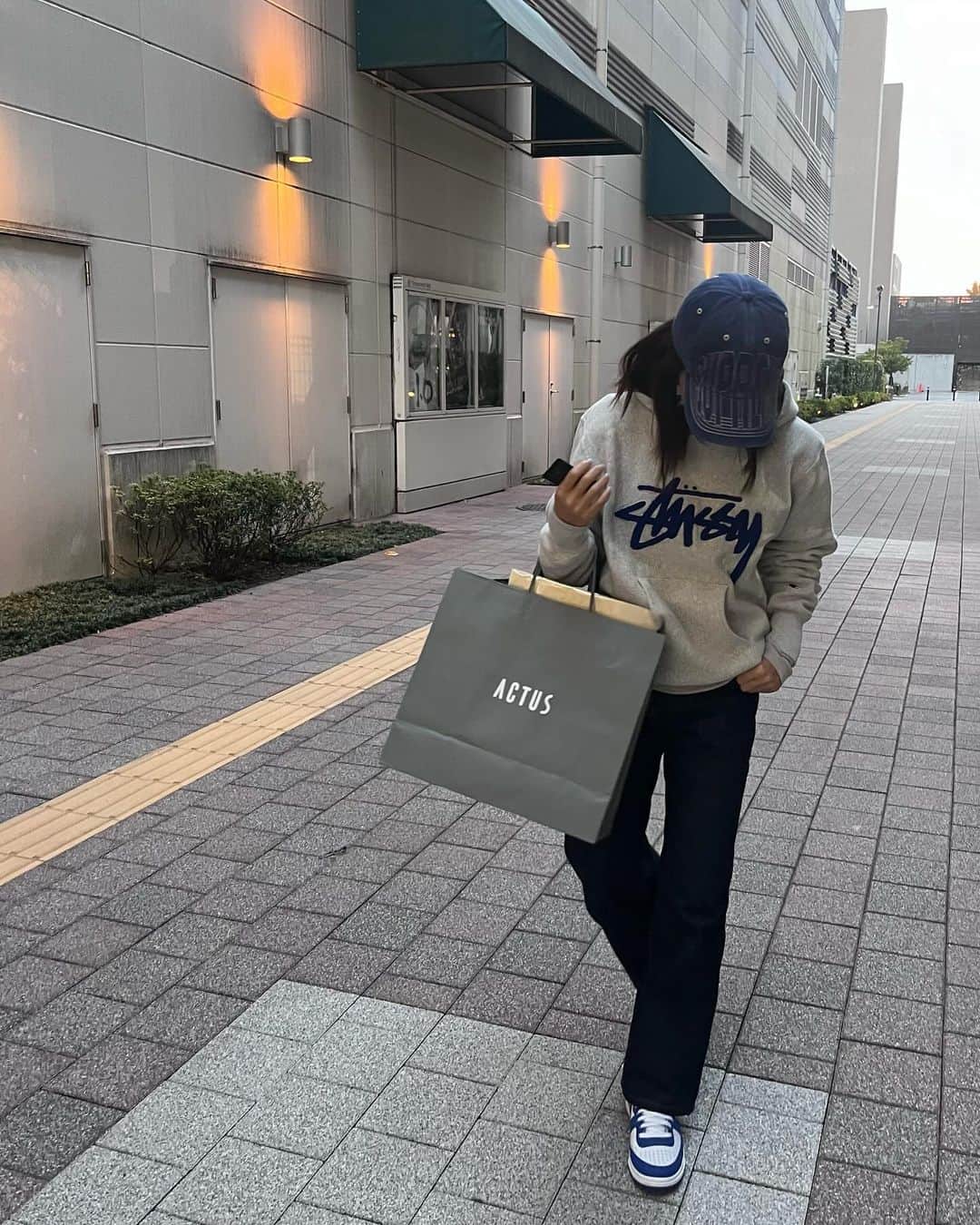 NANAさんのインスタグラム写真 - (NANAInstagram)「今日はひなせとサクッと買い物に2人でスッピン部屋着でテラモに🤣デニム履いただけまし😂  せなの誕生日ケーキも予約出来たし良かった☺️🫶  クリスマスのテーブルコーディネートを考えながらひなせとショップ巡り🎅  どさくさに紛れてひなせにクリスマスプレゼント買わされた🙄  NIKEターミネーターハイのこのブルーホワイトもお気に入り♥️  今日は夕日がめっちゃ綺麗だった✨いよいよ寒くなってきたね😫  今日から12月🎄師走は毎年ほんっとにあっという間に過ぎるから今年もそうなんだろうな😅  今月もよろしくお願いします😇  #lifestyle#outfit#outfitoftheday #ゆるゆるコーデ #supreme#stussy#nike#nikeターミネーター#ナイキ#nikeshoes#casual#アラフィフ#アラフィフコーデ#娘と買い物#なんかしら買わされる」12月1日 19時08分 - nana1977hs