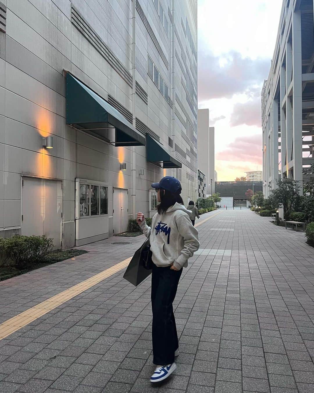 NANAさんのインスタグラム写真 - (NANAInstagram)「今日はひなせとサクッと買い物に2人でスッピン部屋着でテラモに🤣デニム履いただけまし😂  せなの誕生日ケーキも予約出来たし良かった☺️🫶  クリスマスのテーブルコーディネートを考えながらひなせとショップ巡り🎅  どさくさに紛れてひなせにクリスマスプレゼント買わされた🙄  NIKEターミネーターハイのこのブルーホワイトもお気に入り♥️  今日は夕日がめっちゃ綺麗だった✨いよいよ寒くなってきたね😫  今日から12月🎄師走は毎年ほんっとにあっという間に過ぎるから今年もそうなんだろうな😅  今月もよろしくお願いします😇  #lifestyle#outfit#outfitoftheday #ゆるゆるコーデ #supreme#stussy#nike#nikeターミネーター#ナイキ#nikeshoes#casual#アラフィフ#アラフィフコーデ#娘と買い物#なんかしら買わされる」12月1日 19時08分 - nana1977hs