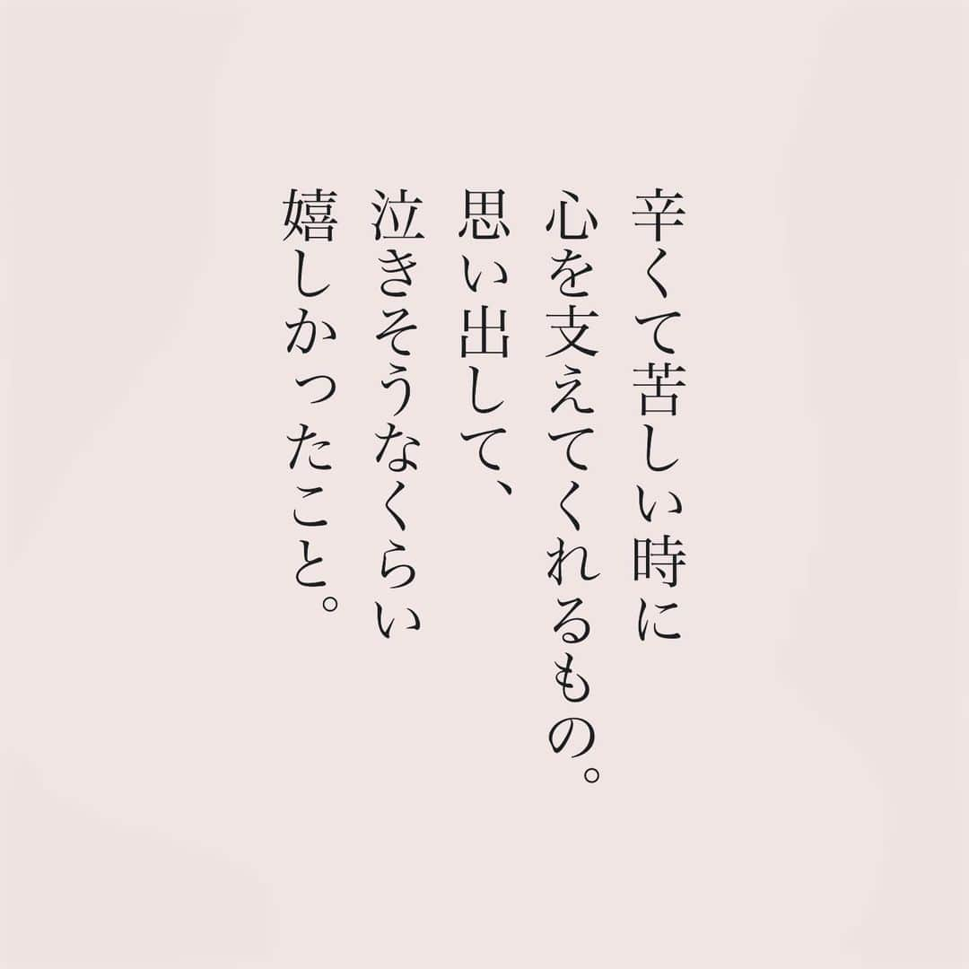 カフカさんのインスタグラム写真 - (カフカInstagram)「.  幸せはいつも 自分の心の中にある。  #言葉#ことば#気持ち #想い#恋愛#恋#恋人 #好き#好きな人 #幸せ#しあわせ #会いたい#日常#日々　 #出会い#出逢い#大切  #運命の人 #女子#エッセイ#カップル　 #言葉の力  #大切な人 #大好き #運命」12月1日 19時07分 - kafuka022