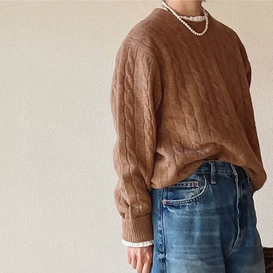 canariaのインスタグラム：「_  ニットと重ねられる 気温になってきた♡ 控えめフリルがポイント  tops #canaria_style knit #uniqlo  denim #zara necklace #canariaaccessory   #アラフィフファッション #大人カジュアル #50代ファッション #canariacoordinates」