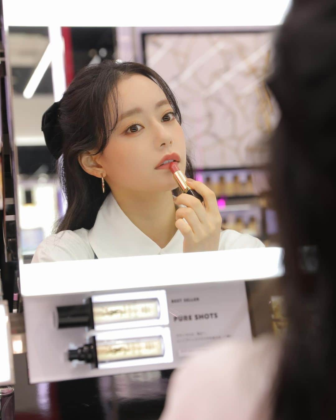 Nagomi（なごみ）さんのインスタグラム写真 - (Nagomi（なごみ）Instagram)「@yslbeauty 💄🖤  イヴ・サンローランのアイコンリップ 「ルージュ ピュールクチュール」がリニューアルして 全40色で新登場♡  サテンのような上質なツヤを叶えつつ、クリアで濃密発色. ひと塗りするとシックで洗練された、スタイリッシュな 仕上がりに💋  しかも80%がケア成分やからすごいなめらかで、 乾燥するこれからの季節にぴったり. お気に入りはN8番、 肌馴染みもよくて血色感のある色味が可愛い🫶🏼  #ルージュピュールクチュール #COUTUREMEUP #yslmakeup #pr」12月1日 19時08分 - __nagomi32__