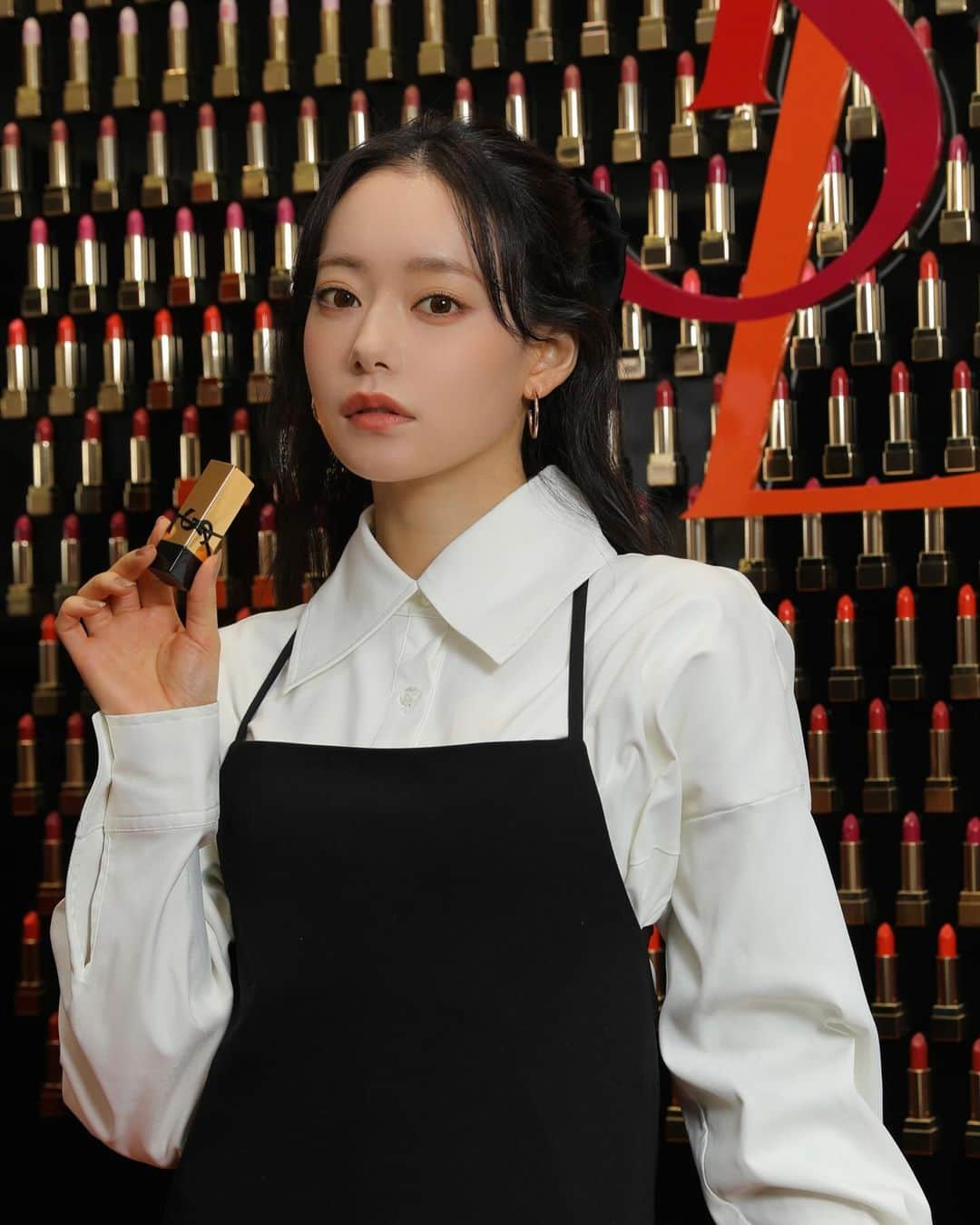 Nagomi（なごみ）のインスタグラム：「@yslbeauty 💄🖤  イヴ・サンローランのアイコンリップ 「ルージュ ピュールクチュール」がリニューアルして 全40色で新登場♡  サテンのような上質なツヤを叶えつつ、クリアで濃密発色. ひと塗りするとシックで洗練された、スタイリッシュな 仕上がりに💋  しかも80%がケア成分やからすごいなめらかで、 乾燥するこれからの季節にぴったり. お気に入りはN8番、 肌馴染みもよくて血色感のある色味が可愛い🫶🏼  #ルージュピュールクチュール #COUTUREMEUP #yslmakeup #pr」