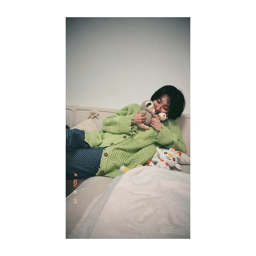 早乙女ゆうさんのインスタグラム写真 - (早乙女ゆうInstagram)「やほー12月。早いもので今年もあと1ヶ月ですかそうですか。 これはぬいと戯れているあたち（先月）🦔🦥🦊🐇」12月1日 19時09分 - yu.saotome