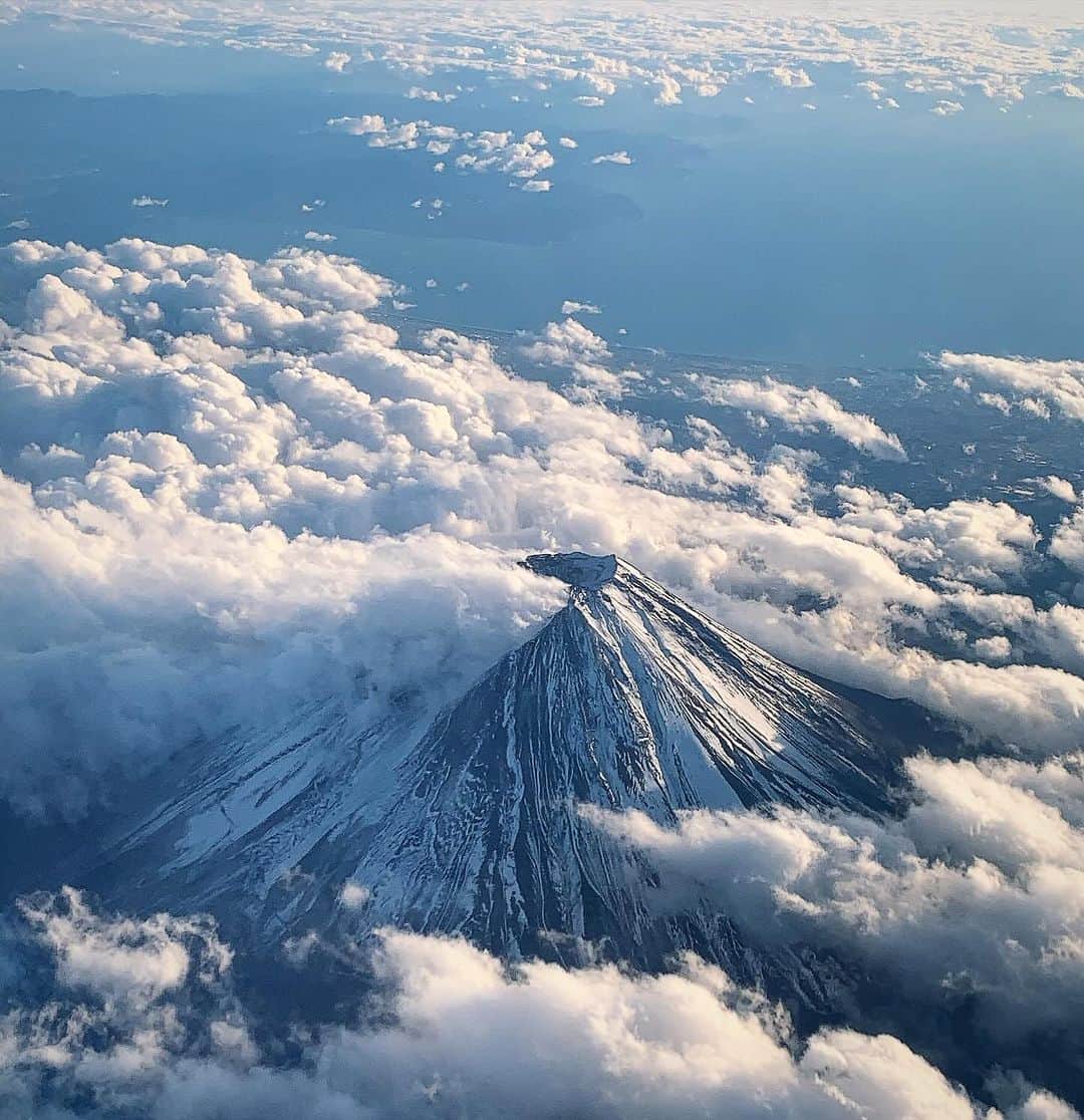 黒沢薫のインスタグラム：「最高にクールな富士山に見守られ香川へ。 #MtFuji #cool #snow #amazing #windowview #airplane #instaview #instagood #lovelife #ヒアナウ」