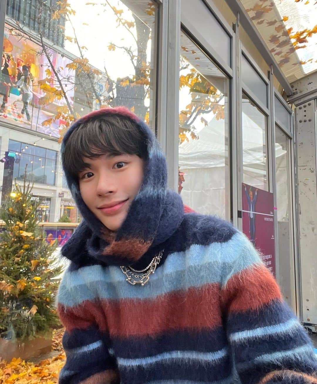 よしあきのインスタグラム：「尻餅ついちゃって三日目の今もまだ痛い🤣🤣」