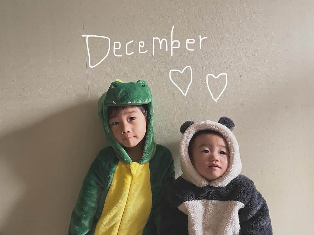 MAKI MIYAMOTO 宮本真紀さんのインスタグラム写真 - (MAKI MIYAMOTO 宮本真紀Instagram)「. 明日発表会頑張れー♡♡  ジャケ写みたいでお気に入り写真。(どこが笑) もう12月だし年賀状作らないと📮  #兄妹コーデ#師走ですね」12月1日 19時21分 - makime_me_