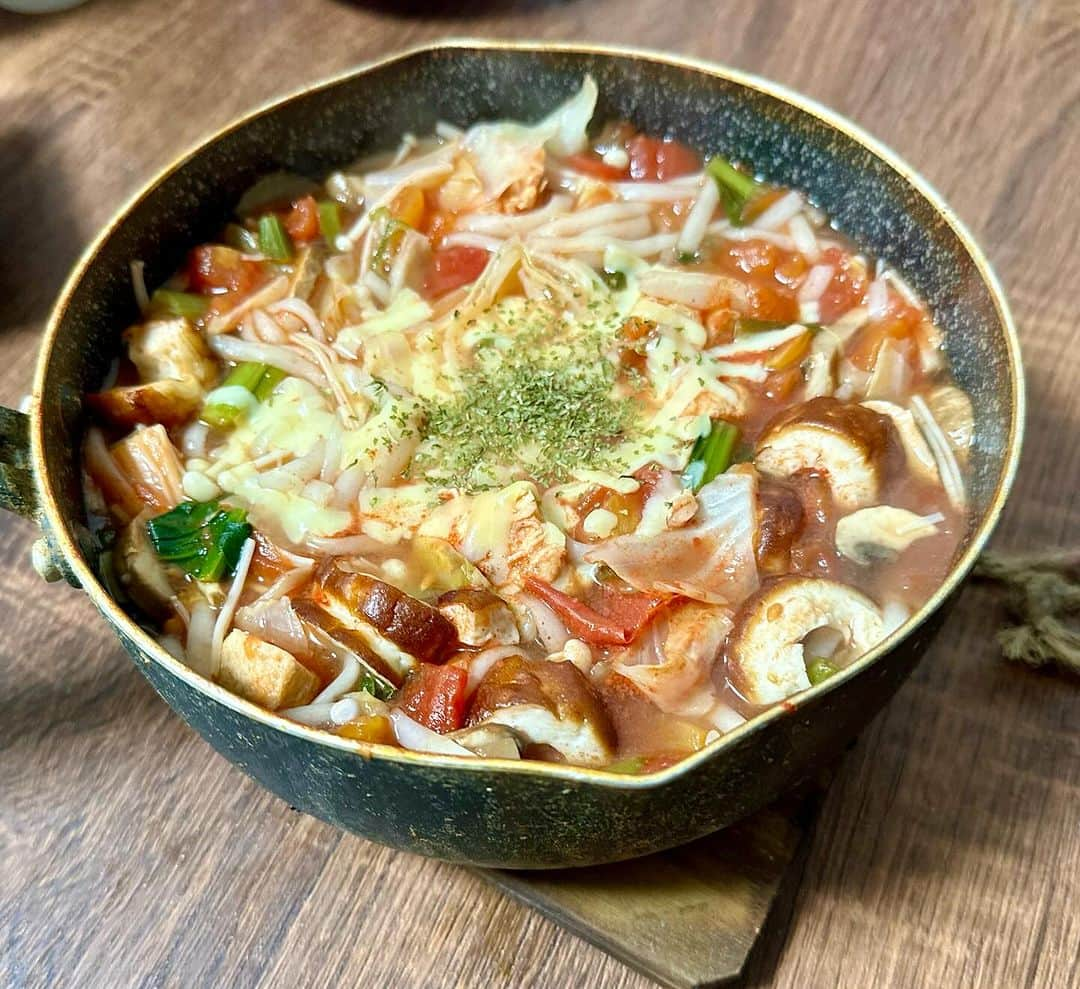 小林アナのインスタグラム：「トマトチーズ鍋🍅✨ 美味しかった🙈締めリゾット最高  #家めし」