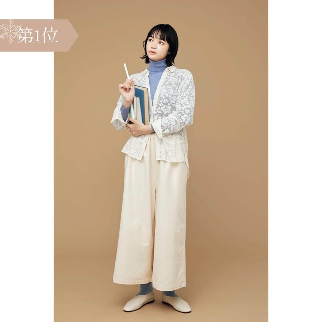 リンネルさんのインスタグラム写真 - (リンネルInstagram)「【 読者が選んだ人気コーデランキングBEST 3 】 寒い日が続くこの時期こそ取り入れたいのは、冬の重ね着スタイル。 今回は、リンネル2023年11月号の読者アンケートのなかから、人気だったコーディネートBEST 3を発表します✨ 色使いなど一見難しく感じる重ね着コーディネートも、取り入れ方さえ分かればおしゃれの幅がグンと広がります！旬のレイヤードや色使いのテクニックなどを参考に、上手に日々の装いを楽しんでくださいね。  1位 シャツ¥17,600／ @nombreimpair  タートルネックニット¥38,500 ／ @johnsmedleyknitwear.jp  パンツ¥20,900／ @maison_de_soil  ソックス¥2 ,640／@ba_ba_co  シューズ ¥44,000／ @beautiful_shoes_official   2位 タートルネック¥9,900／ @marw_unitedarrows_official  シャツ¥19,580／ @shinzone_official パンツ¥22,000／ @maturely_official  スカーフ¥29,700／ @marimekkojapan  シューズ¥74,800／ @veritecoeur_atelier  ソックス¥3,300／ @mashimoandco   3位 コットンツイルパンツ¥16,280／ @orcival_jp コート¥52,800／ @veritecoeur_atelier  トップス¥22,000／ @leno_brand   - - - - - - - - - - - - - - - - - — - - - - - - — - - - - -   4位以降は下記URLから https://liniere.jp/column/fashion/39155/  または、@liniere_tkj のプロフィールのURLの『FASHION』から検索を  - - - - - - - - - - - - - - - - - — - - - - - - — - - - - -   #liniere #リンネル #秋冬コーデ #冬コーデ #重ね着コーデ #重ね着スタイル #タートルニット #タートルネック #コットンパンツ #スカーフコーデ #スカーフアレンジ #シアーシャツ #差し色コーデ #シャツワンピース #シャツコーデ #シャツコート #ブーツ #カジュアルコーデ #大人カジュアル #タートルネックコーデ」12月2日 20時00分 - liniere_tkj