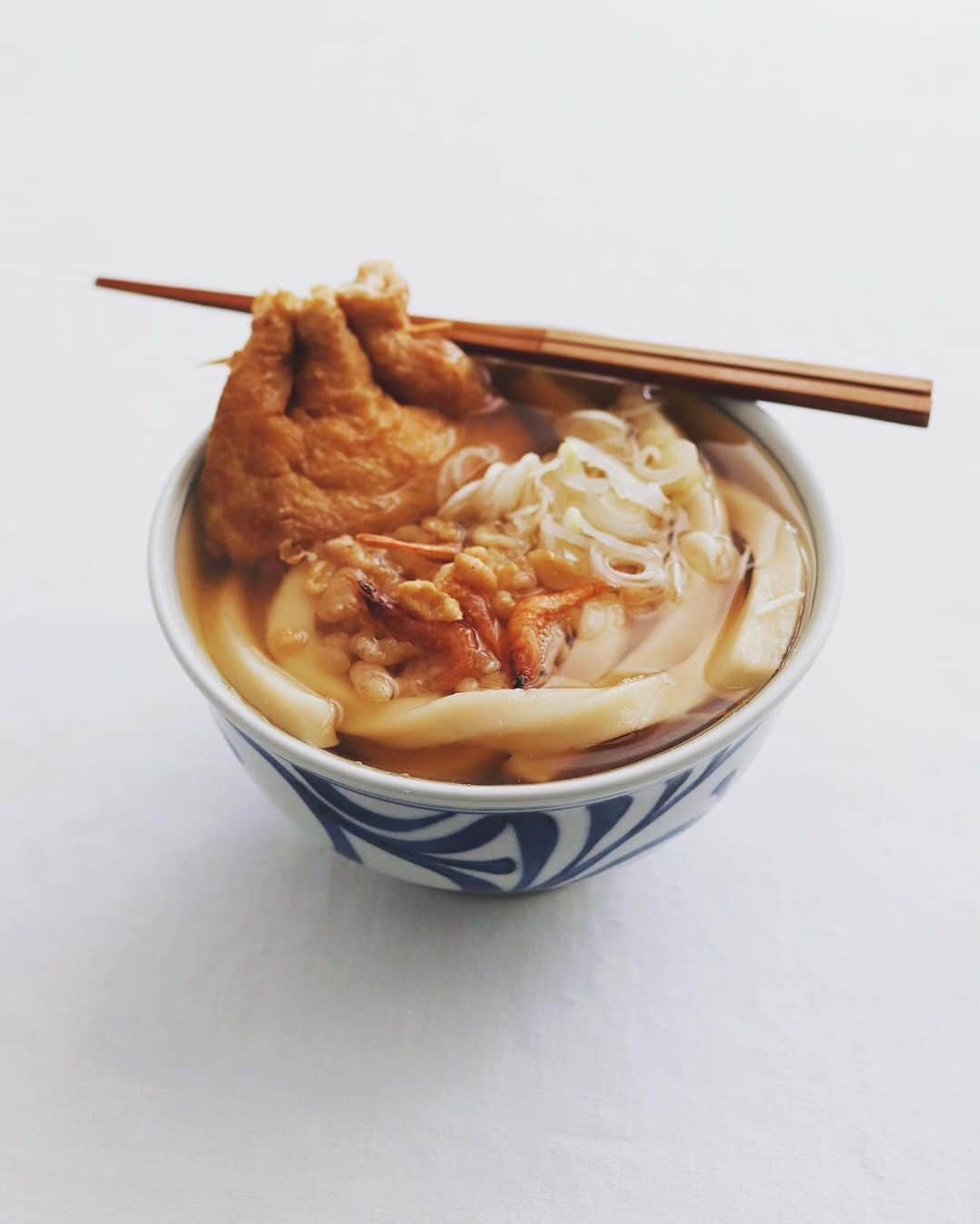 樋口正樹のインスタグラム：「Tanukitsune Udon 🦊  今夜はうどん、で休肝日！ そして今週もお疲れさま🍻  うどんはキツネとタヌキ。 佐々長の老舗の味つゆに きくいちの極太うどんを いい頃合いまで煮込んで、 トッピングは刻みネギと 久在屋の揚げの卵巾着と 弥蔵の本気の天かすのせ。 緑なく地味な感じだけど 抜群に美味しいの出来た🤗  ちなみに、材料は池袋の 東武池袋の北野エースで 買物倶楽部をしたときの 副店長さんの推しの品々👍 @kitanoace  #うどん #極太うどん #久在屋の油揚げ #老舗の味つゆ #本気の天かす #きつねうどん #たぬきうどん #たぬきつねうどん #北野エース #udon #kitanoace #pr」