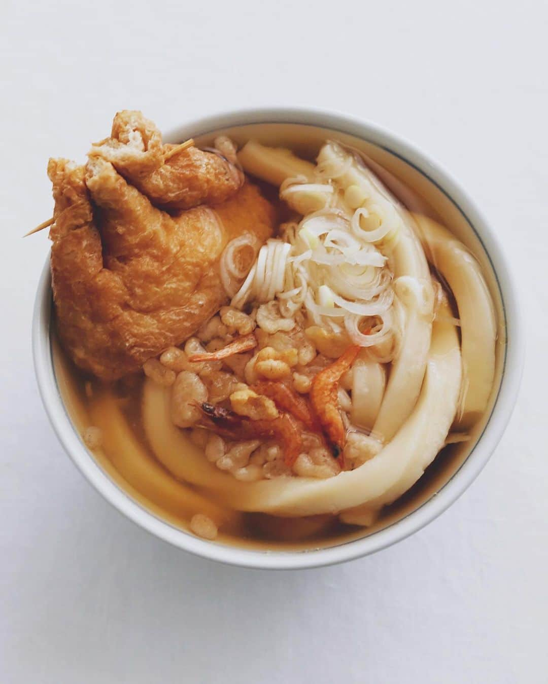 樋口正樹さんのインスタグラム写真 - (樋口正樹Instagram)「Tanukitsune Udon 🦊  今夜はうどん、で休肝日！ そして今週もお疲れさま🍻  うどんはキツネとタヌキ。 佐々長の老舗の味つゆに きくいちの極太うどんを いい頃合いまで煮込んで、 トッピングは刻みネギと 久在屋の揚げの卵巾着と 弥蔵の本気の天かすのせ。 緑なく地味な感じだけど 抜群に美味しいの出来た🤗  ちなみに、材料は池袋の 東武池袋の北野エースで 買物倶楽部をしたときの 副店長さんの推しの品々👍 @kitanoace  #うどん #極太うどん #久在屋の油揚げ #老舗の味つゆ #本気の天かす #きつねうどん #たぬきうどん #たぬきつねうどん #北野エース #udon #kitanoace #pr」12月1日 19時15分 - higuccini