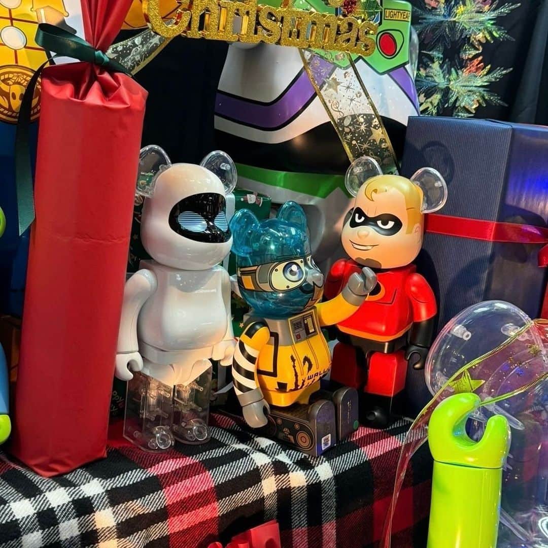 MEDICOM TOYさんのインスタグラム写真 - (MEDICOM TOYInstagram)「🎁🎄☃️1/6計画 2023年クリスマスディスプレイ❄️🎅🏼🐻 今年もクリスマスの季節がやってきました！ 1/6計画では毎年恒例のクリスマスディスプレイが開始となっております。  ウィンドウには、プレゼントをもらって嬉しそうなBE@RBRICKたちの姿が🎁  毎年この時期だけの特別なディスプレイ、1/6計画でギフト選びや写真撮影を楽しんでください🎄💕  ・・・  🎁🎄☃️Project 1/6 2023 Christmas Layout❄️🎅🏼🐻 The Christmas season has come again this year! Project 1/6 has started its annual Christmas display.  The window area features happy BE@RBRICKs receiving presents.🎁  Enjoy choosing gifts and taking photos at Project 1/6, a special display only available at this time every year.🎄💕  #bearbrick #merrychristmas #happyholidays #medicomtoy #ベアブリック #クリスマス #クリスマスディスプレイ #メディコムトイ」12月1日 19時16分 - medicom_toy