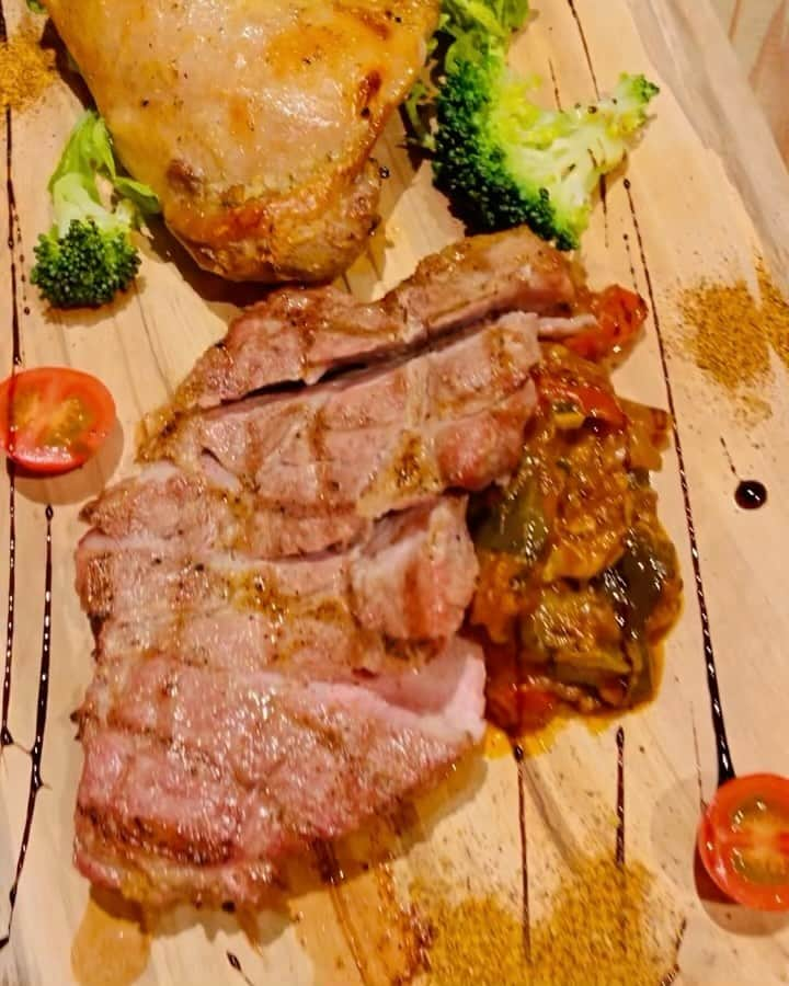 マイケル富岡のインスタグラム：「肉祭りwith美味し過ぎるスパーリング♡ 泡好きにはたまりませぬ　#deliciouswine #deliciousbeef #fresh #delaware #sparklingwine #familyandfriends #家族 #繋がり #癒し #自然 #sunsetwalkerhill #usa #generalamericanhome #california #beachhouse #隠れ家 #shooting #usatv #マイケル富岡 #actor #actorslife #appreciation」