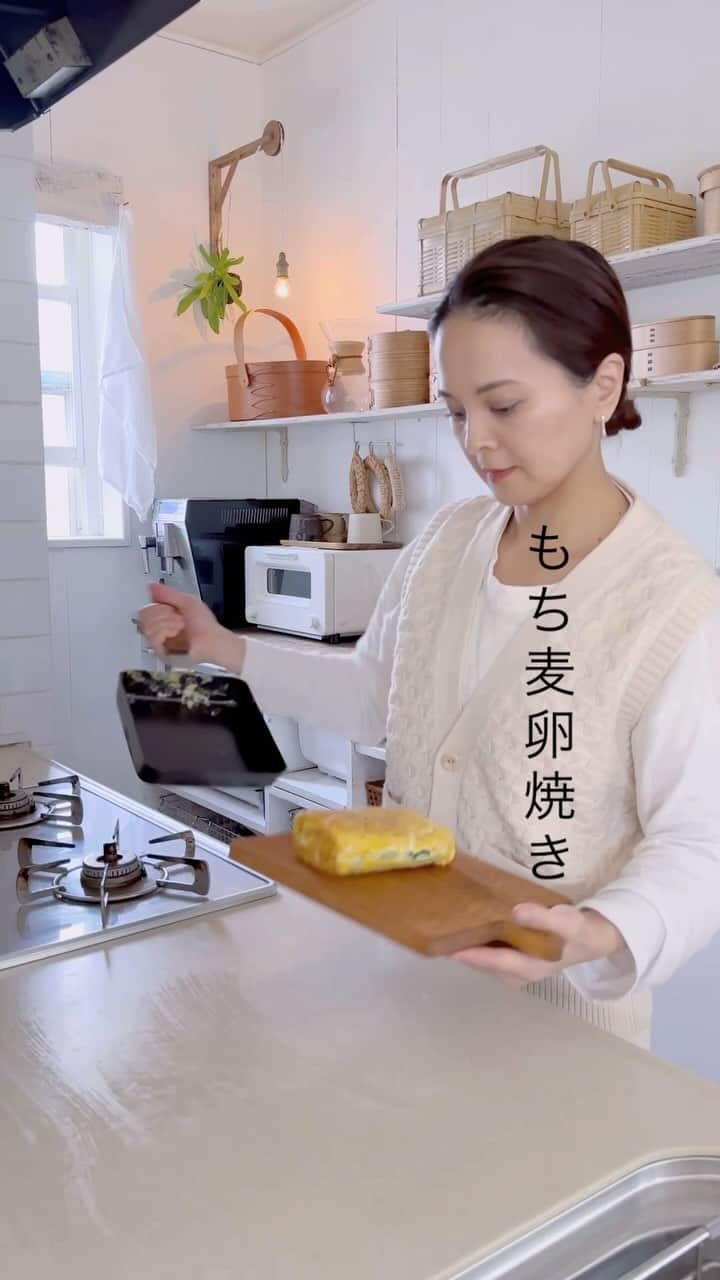 asamiのインスタグラム：「あの飯島奈美さん考案の卵焼きを夫のおつまみに作りました。 卵にもち麦を混ぜるので栄養価も満足度も◎ ほうれん草をカットする手間を省いた「雑」さがこのレシピを簡単にしてくれます。 明太子好きの夫が、もち麦のプチプチ食感がプラスされてうまい！と気に入ってくれました。  私は炊飯器でごはんを炊くときは、内釜で米を研いで、研ぎ汁を内釜のまま植物にあげます。 ボウルやジャグに入れ替える手間を省いて「雑」にすることで手早く済ませています。  「雑」ってこんなふうに、時間や手間を省いて 忙しいときの気持ちのバランスをとることなんじゃないかと思うんです。家族や自分のための「雑」は大切にしたいですね＾＾  雑な完全食のレシピは、はくばくさんのアカウントで公開されています。 「はくばく「雑」食堂キャンペーンが開催中なので、詳細は @hakubaku_official  を チェックしてみてください！  #PR#はくばく雑食堂#雑な完全食#雑っていいこと#雑穀米#卵焼き#お弁当」