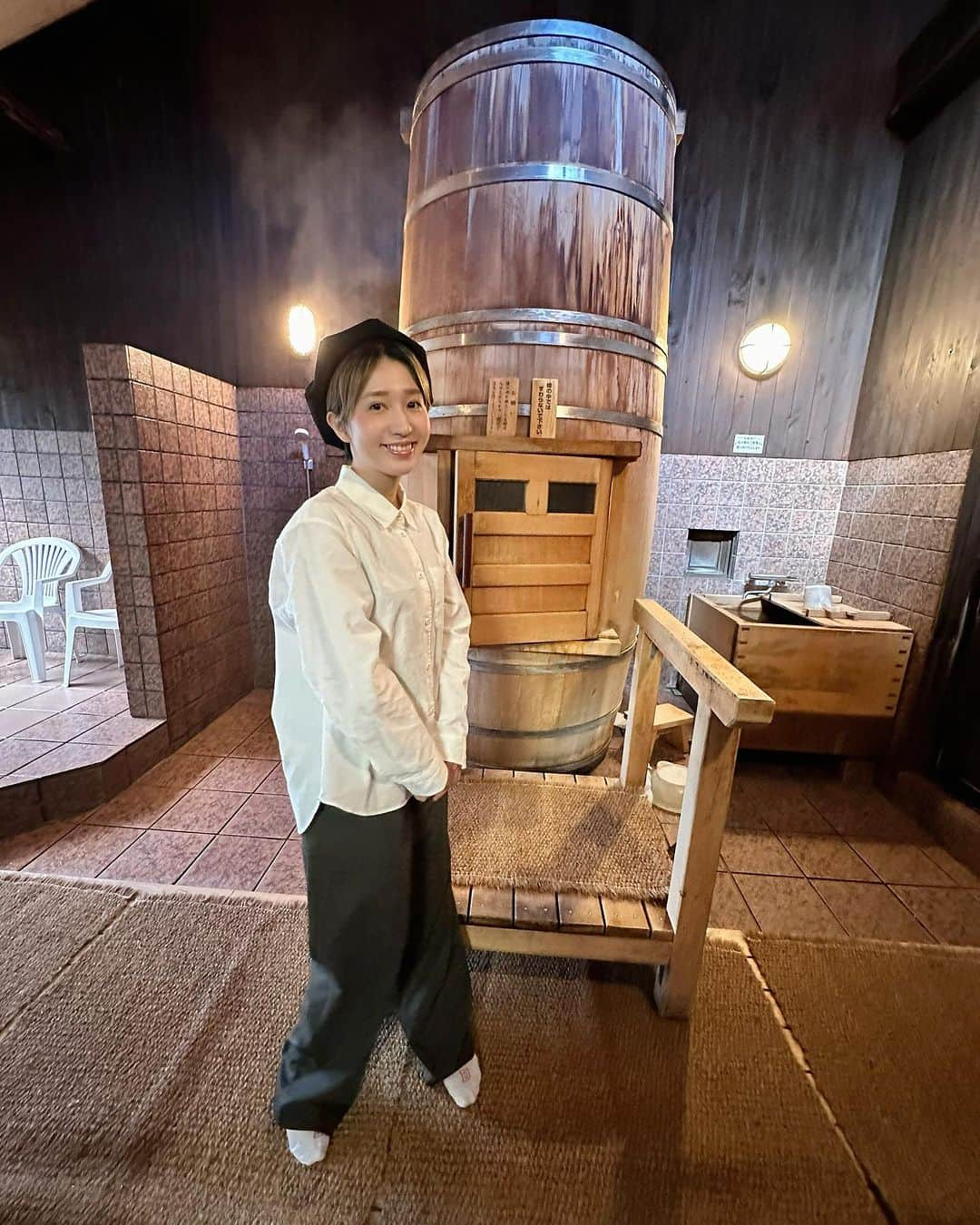 片山陽加さんのインスタグラム写真 - (片山陽加Instagram)「✿   極上の温活♨️  岐阜県大垣 📍田辺温熱保養所  遠いところからも駆けつけるほどファンが多い 田辺温熱保養所。 その名の通り本当に芯から温まり、癒されました✨  「薬草樽蒸し」はサウナ好きもハマる新感覚な蒸し風呂。  樽の中に立ったまま入るんだけど 中の温度は熱めの蒸気で充満。 何種類もある薬草の匂いでリラックスしながら 体を温めていくんだけど ハーブの香りはすごく癒され、 中は熱めだけどドライサウナのあの息苦しさとかもなく サウナがちょっと苦手な母が全然いられると言っていたほど。  蒸し風呂からでたら内気浴 何度か繰り返し、芯まで温めていく。  お風呂から出た横に男女別の休憩所があり 温かいお茶を飲みながら横になれるスペースが。 持ち込みも可能🙆‍♀️ 1日中、居たくなる最高の空間！  もう本当に極上の温活体験でした🧖‍♀️  蒸し風呂の他にも ☑よもぎ蒸し ☑薬草床蒸し  のメニューがあります！ よもぎ蒸しは座りながら。 床蒸しは寝ながら蒸気で体を温めていく これまた最高の蒸し！！  冷え性の方や体がずっと不調だなと思う方は 一度足を運んでみるといいと思う！！  実はここ、私の父に教えてもらった場所で😳 教えてくれて大感謝🫶  お店のママさんパパさんもとても優しく 癒しオーラ凄かった！！ 蒸し風呂についても色々と教えてくだって😊  友達連れてまた行きたい オススメすぎる場所です🥺  #田辺温熱保養所#岐阜#大垣#蒸し風呂#薬草蒸し風呂#よもぎ蒸し#床蒸し」12月1日 19時19分 - haachandyoo