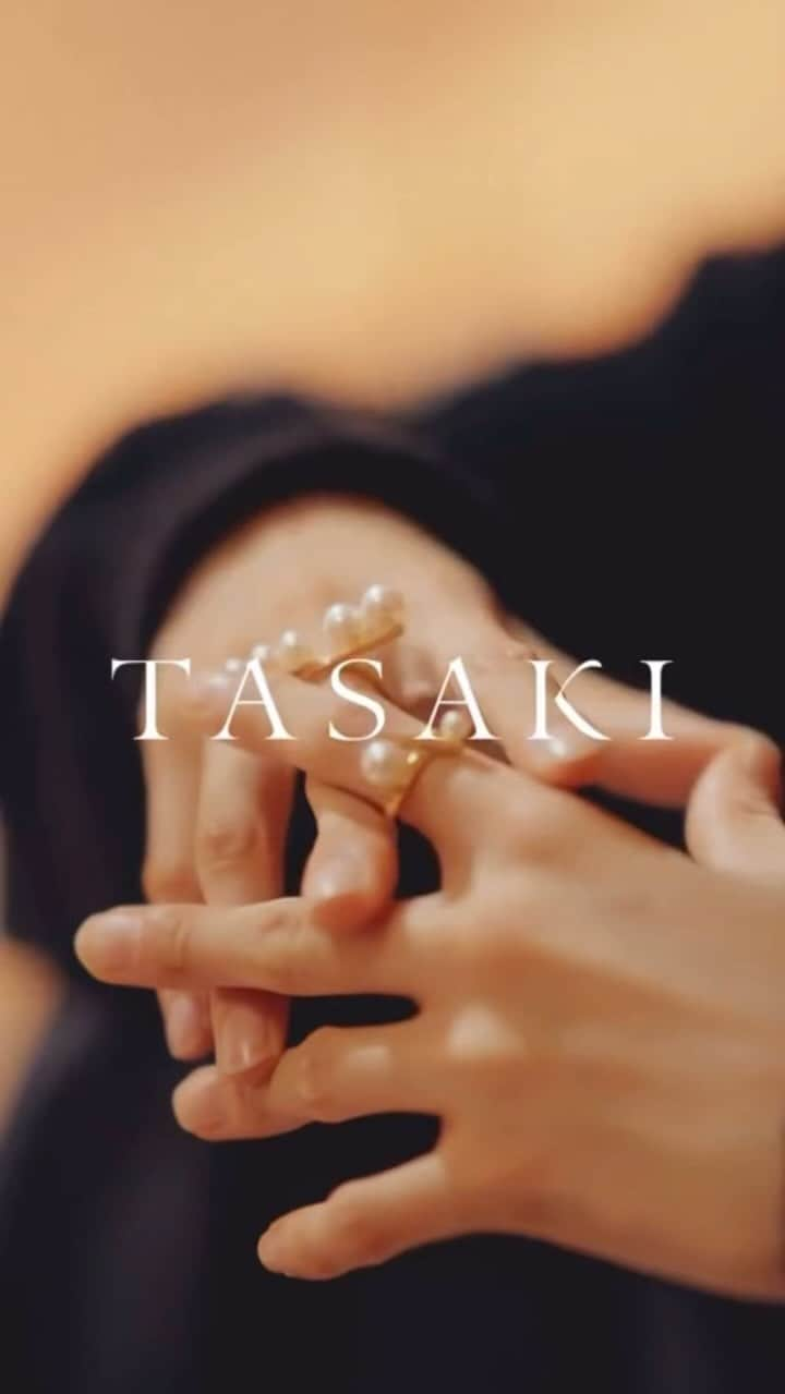 窪塚愛流のインスタグラム：「日本発のラグジュアリージュエラー、TASAKI。 僕が着用したのは”balance” 直線的なバーの上にパールを並べ、シンプルで洗練されたデザイン。 今まで触れたことのなかったTASAKIのジュエリーは、唯一無二の存在感で、その魅力的なフォルムに心ときめきました。  #pr #tasaki #tasakibalance」