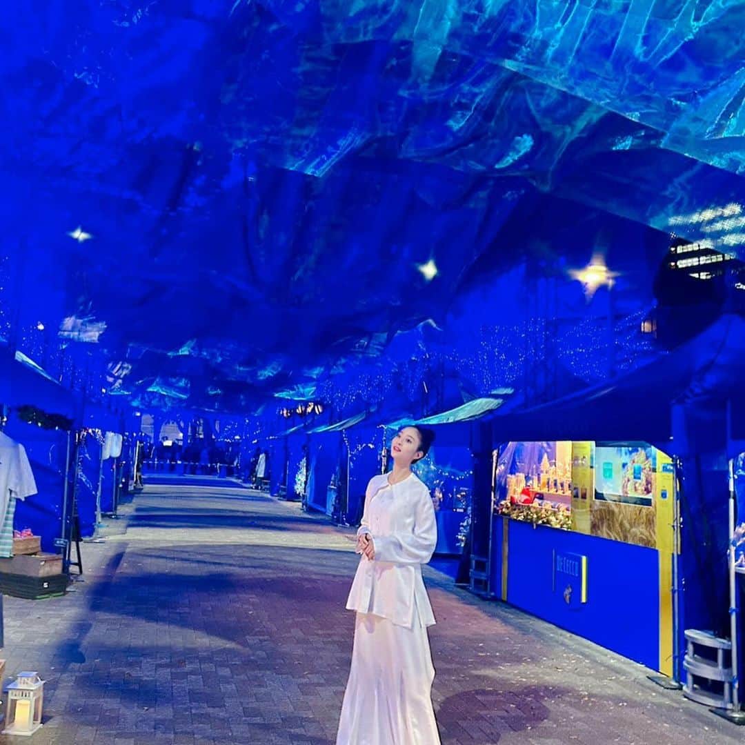 堀田茜さんのインスタグラム写真 - (堀田茜Instagram)「「青の洞窟 SHIBUYA」の点灯式に参加させていただきました🎄🩵点灯の瞬間は想像以上に綺麗で感動的で、心が躍りました☺️✨ 青の洞窟の冷凍パスタもとても美味しいので、是非足を運んでクリスマスシーズンの良い思い出を作ってください🥳🍝 クリスマスマーケットもあるよ🎅❄️  👗 @saborami_weddings  💍 @prmal_jewelry」12月1日 19時23分 - akanehotta