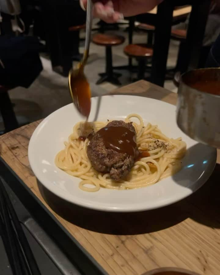 猪子れいあのインスタグラム：「📍RODEO ＆ Cafe  看板メニュー『炭トキドキ薪ミートソーススパゲティ』🍝  和牛100パーセントのハンバーグに自家製デミグラスソースをかけて、目の前でほぐすパフォーマンスには見惚れてしまう…🤤  仕上げにはパルミジャーノチーズをたっぷりとかけてくれます！🧀 極太スパゲティで、とっても美味しかった😭  ディナー時間の店内は少し暗めで落ち着いた雰囲気で、デートや女子会にも最適！🥂  派手な渋谷にこんなに素敵な落ち着いたお店があるとは…！  - - - - - - - - - - - - - - - - -  📍RODEO＆Cafe 『 @rodeocafeshibuya 』  JR渋谷駅前から徒歩5分 東京都渋谷区宇田川町35-1  ランチ 11:30~14:30 (L.O.13:45) ディナー 17:00~21:00(L.O.20:00)  - - - - - - - - - - - - - - - - -    #東京グルメ #東京カフェ  #渋谷カフェ #渋谷ディナー #渋谷ランチ #東京ランチ  #東京観光  #東京映えスポット  #渋谷グルメ  #渋谷夜カフェ  #渋谷駅グルメ  #shibuyacafe #shibuyadinner #shibuyalunch #shibuyastation  #渋谷パスタ #渋谷イタリアン」