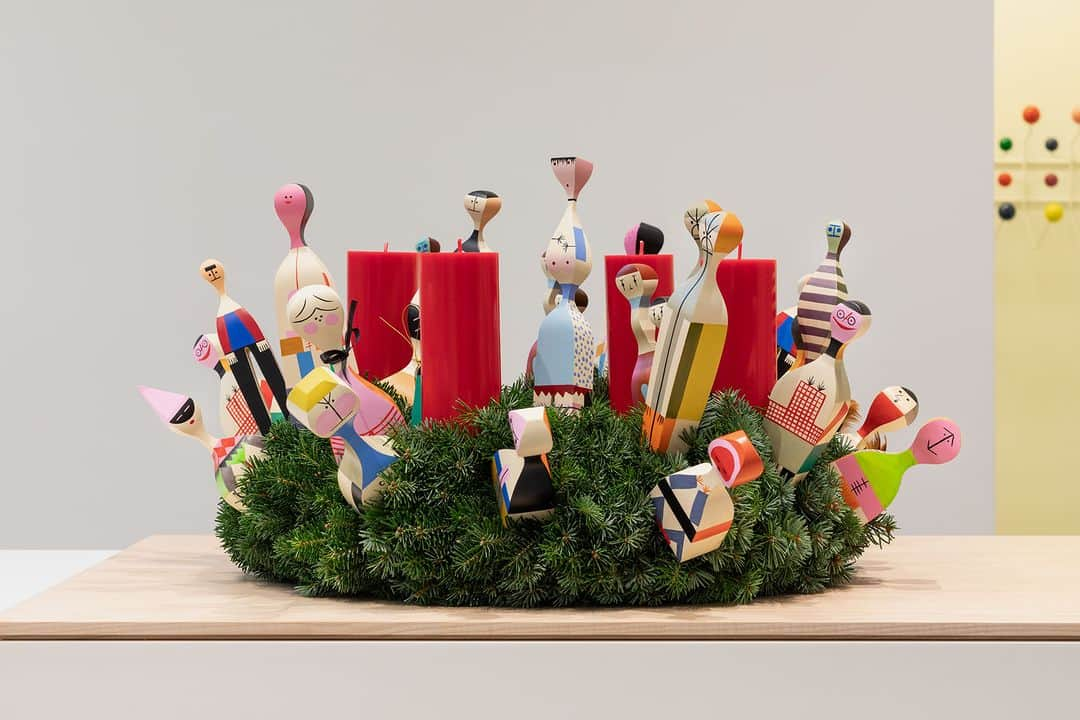 Vitra Japanのインスタグラム：「Vitra Christmas Gift Vol. 2 ヴィトラからフォロワーのみなさんへ、ささやかなクリスマスギフトを３週にわたってご用意！   第2週目のテーマは、チャールズ&レイ・イームズとともにミッドセンチュリーを代表するデザイナー、アレキサンダー・ジラードによる「ウッデン ドール」。自宅に飾るインテリアとして創作したウッデンドールのシリーズは、表情豊かで味わい深く、インテリア空間の中でも一際目をひく魅力的なアイテムです。写真の商品タグをクリックまたはVitra Online Shop からウッデンドールシリーズをご覧いただき、好きな番号をコメント欄に記入してください。抽選で1名の方にコメント欄に記入いただいたウッデンドールをプレゼントします。   応募期間：2023年12月5日(火) 23:59まで 応募方法： 1. @vitra_japanをフォロー 2. 好きなウッデンドールの番号をコメント欄に記入 写真の商品タグをクリックまたはVitra Online Shopのページからウッデンドールのシリーズをご覧いただけます。 https://store.vitra.co.jp/products/wooden-dolls 当選者発表：当選した方にダイレクトメールにてご連絡します。（※日本在住者に限る）   #vitrawoodendolls #Vitra #VitraJapan #ヴィトラ #ヴィトラジャパン #ウッデンドール」