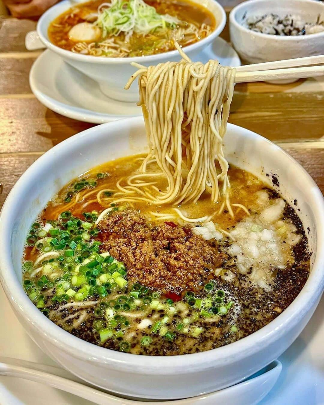 ナゴレコのインスタグラム：「📍「如水 西春店」 ･････････････････････････････････････････  うますぎる🔥人気ラーメン店の坦々麺🍜  今日は北名古屋にあるラーメン店をご紹介します🥢 「如水 西春店」さんは森下駅近くに本店を構える人気ラーメン店！  塩ラーメンがとても人気なのですが…今回注目したのは“坦々麺”🔥 刻みネギやタマネギのシャキシャキ感がアクセント✨ 細麺に絡む濃厚スープがとっても美味しそう〜〜！  黒胡麻入りでよりゴマ感が楽しめそうです✊ ボリュームがありそうですが、意外にもクドさはないのだそう…気になります👀  他にもまぜそばやつけ麺など気になるメニューが盛りだくさん…！ みんなもぜひ行ってみてね🏃‍♂️  ┈┈┈┈┈┈┈┈┈┈┈┈┈┈┈┈┈┈┈  🍤名古屋のローカルグルメメディア【ナゴレコ】🍤  名古屋人がレコメンドする本当に美味しい名古屋めし🥢 これさえフォローしておけば、街の流行りがきっとわかる◎ 100名以上の編集部で作り上げる、名古屋エリア最大規模のグルメメディアです📝  他の投稿はこちらから👉 @nagoya_food  ┈┈┈┈┈┈┈┈┈┈┈┈┈┈┈┈┈┈┈  素敵な投稿にタグ付けしていただきありがとうございます✨  #ナゴレコ で、あなたの投稿をリポスト！ webサイト「ナゴレコ」もチェックしてね👀 ･････････････････････････････････････････  ☞ photo by （ @yoshie.nagoya ）さん  @yoshie.nagoya ┈┈┈┈┈┈┈┈┈┈┈┈┈┈┈┈┈┈┈┈┈┈┈┈ 【北名古屋市】 如水 西春店 @jyosui.nishiharu ┈┈┈┈┈┈┈┈┈┈┈┈┈┈┈┈┈┈┈┈┈┈┈┈ 🍜名古屋で有名なラーメン屋さん！塩が人気！ 🍜化学調味料不使用 手作りにこだわるお店 🍜西春店はテーブルもあるよ ┈┈┈┈┈┈┈┈┈┈┈┈┈┈┈┈┈┈┈┈┈┈┈┈  前回食べて感動したのでリピ。リピラー。 本店じゃなく西春店ってのがポイント。笑  前回食べた塩ラーメンが衝撃的な美味しさだったから それにしようかと思ったけど、 坦々麺も美味しいと教えてもらった。むむむ。 うーーーん。 よし‼️君に決めた😘（3回ほどブレました）  ┈┈┈┈┈┈┈┈┈┈┈┈┈┈┈┈┈┈┈┈┈┈┈┈ 🔹如水流坦々麺 しっかり胡麻‼️でも、重たくなくキレが良い‼️ 黒胡麻が入っているので、胡麻の香りも楽しめます。  タマネギが入っているので、 甘みと爽やかさを感じられる計算された一杯🧅  麺は低加水細麺で、この麺がホント美味しい🤩 スープとの絡み具合が最高です！ ┈┈┈┈┈┈┈┈┈┈┈┈┈┈┈┈┈┈┈┈┈┈┈┈  坦々麺と聞くと重そうだけど、重たくなかったことに驚き。 これは白米が欲しくなるラーメン。 最後までスープを堪能したくなります❤️ ご飯は…今回は自重しちゃったの🫣 ラーメンに白米。これは必須でしたね。  ここは全種類制覇したくなるラーメン屋さん。 昔、本店でつけ麺を食べたんだけど、 あんまり覚えていないのが悔しい😇 父と焼鳥食べて、その後行ったんだ〜。 良い思い出です。 そーいや、最近は父と外食してないなぁ🤔  低加水麺が好きな今日この頃。  ┈┈┈┈┈┈┈┈┈┈┈┈┈┈┈┈┈┈┈┈┈┈┈┈」