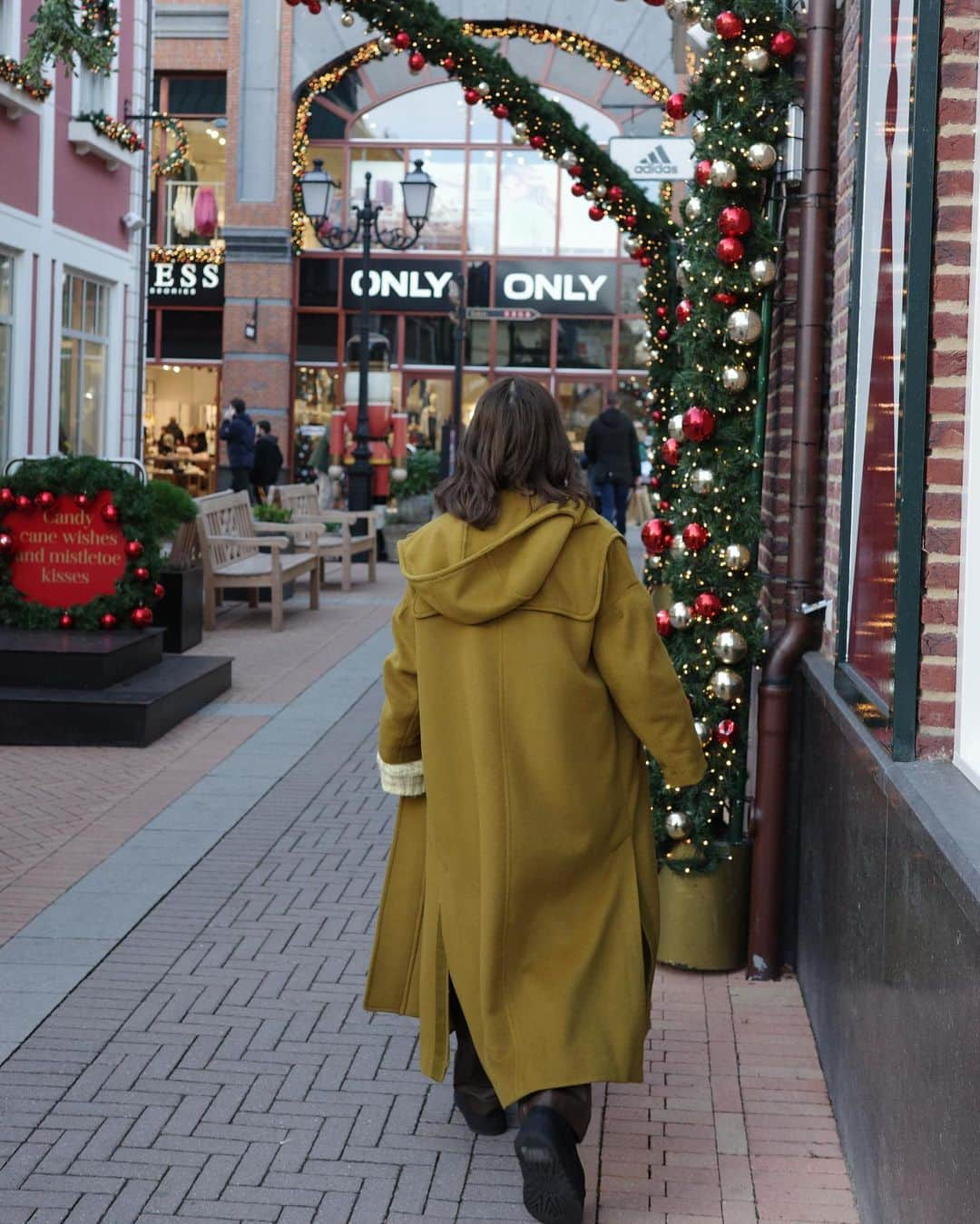 由布菜月さんのインスタグラム写真 - (由布菜月Instagram)「. オランダもクリスマスっぽくなってきた🎄 コートもニットもお気に入りのPINUE💛 日本でカメラを新調してきたのでたくさん撮ってもらった📷 .」12月1日 19時25分 - yufudayo