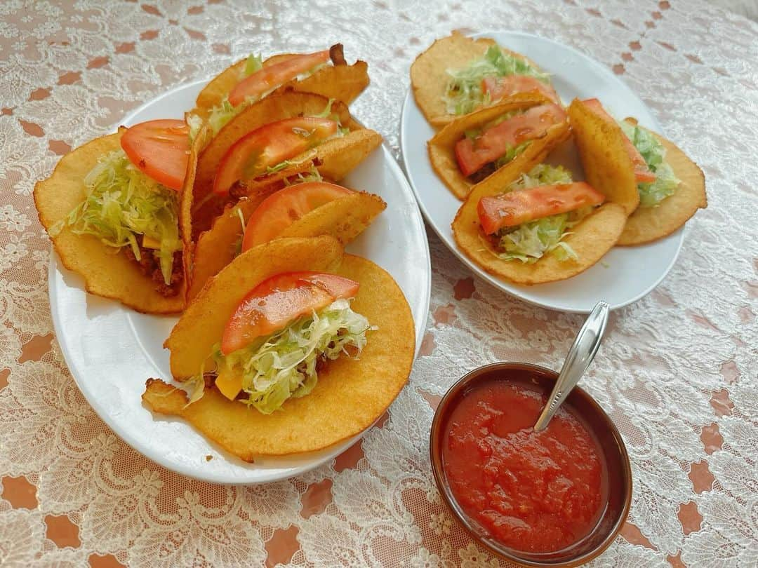 KONANのインスタグラム：「有名なタコス専門店『メキシコ』🌮💓 . . 外の皮がパリパリじゃなくて、柔らかくて美味しいっ😍 ソースはピリ辛です😍 . . 2個だけにしたけど、3個いけたな😋✨✨ . . 10時半のOPEN時間に行ったけど、すでに行列できておりました❣️ . . ここもまた行きたいなぁ✨✨ . . #タコス #沖縄 #okinawa #沖縄旅行 #okinawatrip #tacos #✈️ #女子旅 #女子旅行 #タコスメキシコ #おいしい #trip」