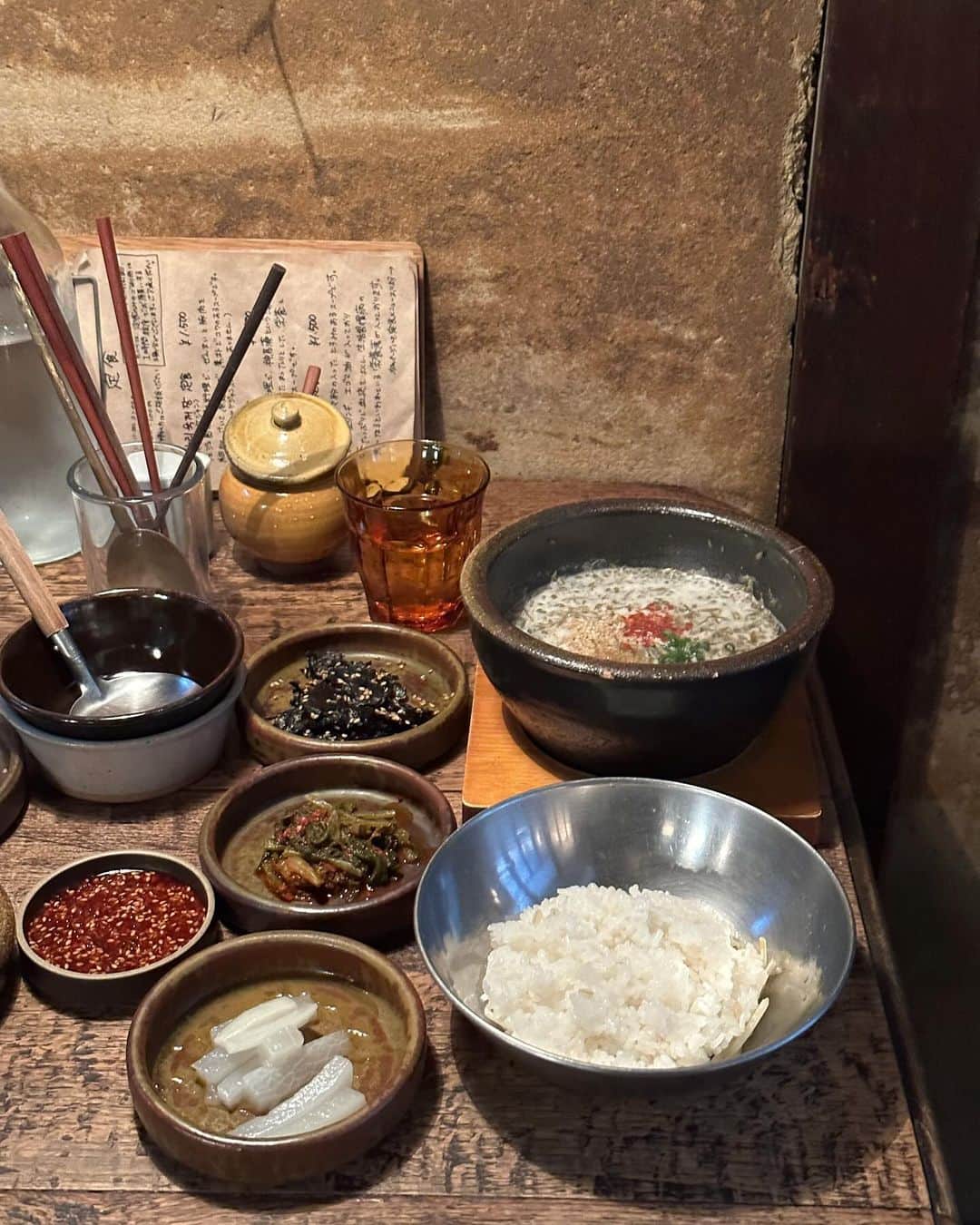 小堀紀代美さんのインスタグラム写真 - (小堀紀代美Instagram)「こういうご飯が食べたかった〜！ 「東京にはないと思うよ〜」という京都在住の友人　仁平さん  @nipeko55 の一言で「行く！」の速攻返事。めちゃくちゃ楽しみにしていた１食。  ドキュメンタリー番組やドラマの中で観る美味しそうな滋味深そうな料理になかなか出会えなくて、、、心はいつだっていざ韓国へ！なんだけど、なかなか行けてなくて、、、。  そんな中、先日の京都で出会った韓国料理のスープとご飯が、もう気持ちにぴったりでした！  海藻と豚肉に蕎麦粉でとろみがついたスープ。「うす味なのでお好みでタレを入れてどうぞ」と添えられたけど、じんわりした味わいがほどよくそのままで。付いていた小皿の料理をご飯に混ぜてビビンバのようにして、近くにあったら通いたい！　こんなお店近所にあったらいいのになあ。 #ソウルでスープを食べ歩いたのはもう12年前 #来年こそは食べ歩きしに行きたい！」12月1日 19時26分 - likelikekitchen