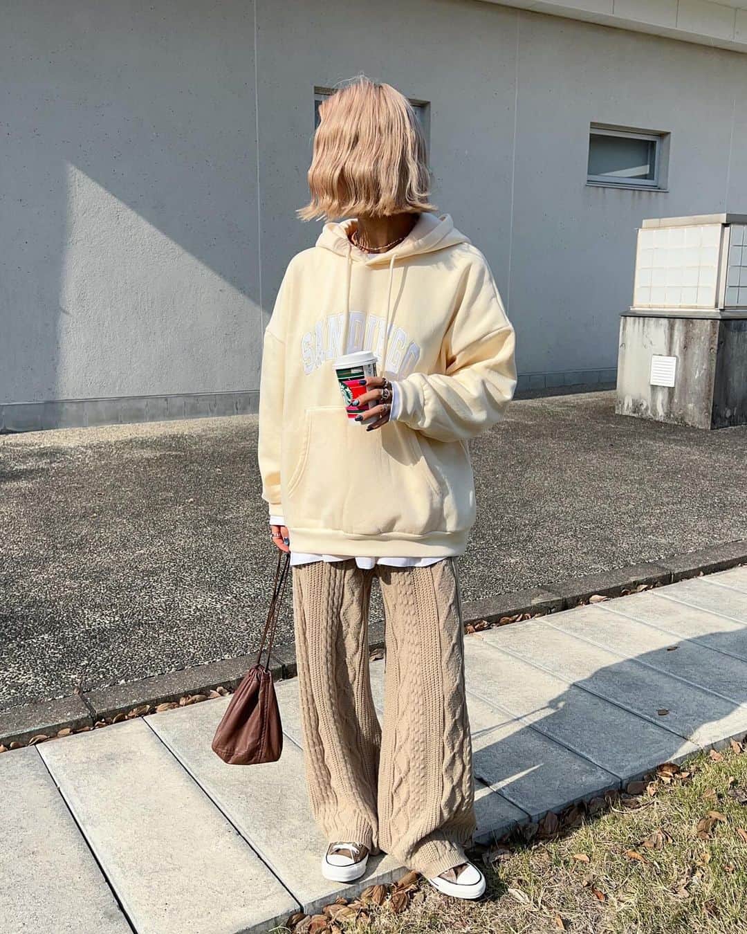 のインスタグラム：「.  SHEINでチョイスした4アイテムが また全部大当たりで紹介するね❤️‍🔥  まず1枚目のパーカーとニットパンツ🤎 裏起毛パーカーで暖かくてサイズ感も良き🫶 ニットパンツのカラーも大好き🥰 透けるかな？と心配してたけどショーツも透けなかった！ 寒い方は中にレギンスとか起毛タイツ履けば 防寒もバッチリだと思う😏✌️  2枚目のボアジャケット🤎 内側は肌触り最高のもこもこ🥰 襟立てて着れば首元も暖かいし ボリューム感もあっていい感じだったよ🥳  3枚目のハーフジップパーカー🩶 これもサイズ感ちょうどいいし パーカータイプのハーフジップ珍しい😍！ 文句なしの可愛さでした🎉  全部可愛くて全部オススメ🤲🖤 商品IDとサイズ載せておくね✨  ■ロゴパーカー 商品ID:20885832/アプリコット/Lサイズ  ■ニットパンツ 商品ID:22818135/キャメル/0XLサイズ  ■ボアジャケット 商品ID:24785090/コーヒーブラウン/Mサイズ  ■ハーフジップパーカー 商品ID:22948441/グレー/XXLサイズ  クーポンも使って安くgetしてね❤️‍🔥 お買い上げ金額1～5,999円までは セール価格より15%OFF 6,000円以上は20%OFFになるよ！  クーポンコード【EBSJP149】 有効期限:2024年1月31日まで  「試すたび、好きが見つかる。届くたび、好きが増えてく。」  @shein_japan  @sheinofficial   #SHEINGoodFinds#SHEIN冬の感謝祭#SHEINforAll#loveshein#ad#saveinstyle#pr#冬コーデ#カジュアルコーデ#大人カジュアルコーデ#オトナカジュアルコーデ#ゆるコーデ#158cmコーデ#骨格ナチュラルコーデ#きょこ#30代ファッション#30代コーデ#プチプラコーデ#プチプラ#SHEIN#shein購入品」