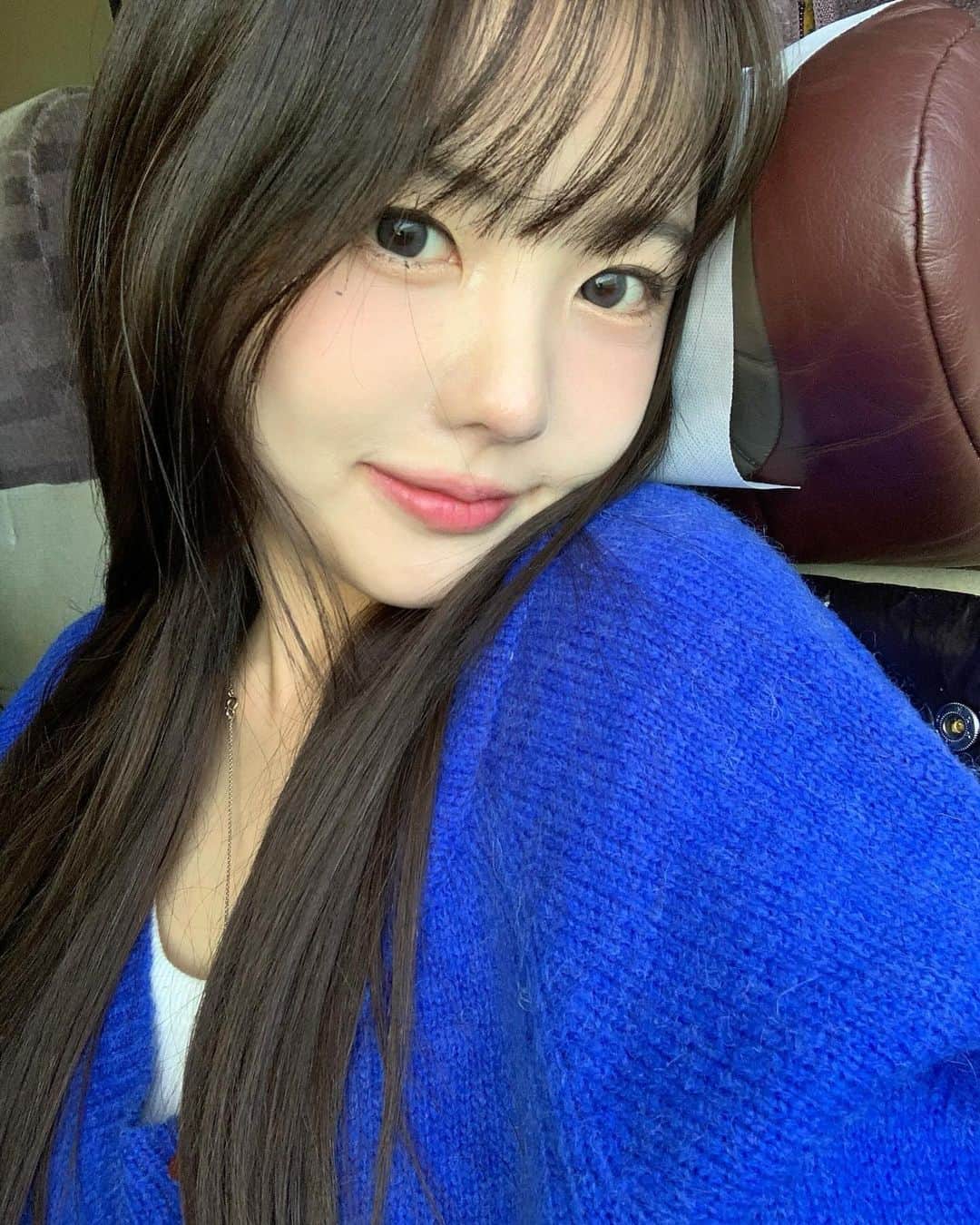 ホン・ヨンギのインスタグラム：「출시 얼마안남은 영”시미“렌즈 그레이컬러 끼고 부산왔더!!!!!!! 🫶🏻🫶🏻💕💕 부산 영심이들 어디서뭐해!!!」