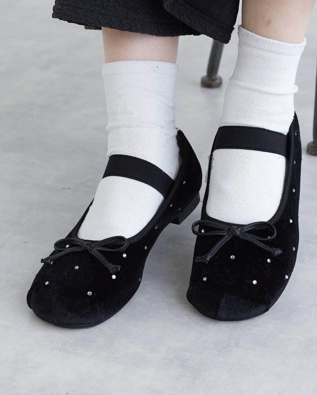 w closetさんのインスタグラム写真 - (w closetInstagram)「【ballet shoes】  "可愛いとおもったら保存しておくと便利♡" ＿＿＿＿＿＿＿＿＿＿＿＿＿＿＿  バレエシューズ ¥5,940 color : ピンク　ブルー　ホワイト　シルバー　ブラック　ブラックスムース　ブラックスタッツ　ゴールド　ピンクベロア  ころんとまるいフォルムが可愛い♡  ゴムストラップ付きで脱げにくく履きやすさも◎ クッション性の高いインソールで疲れにくいです ＿＿＿＿＿＿＿＿＿＿＿＿＿＿＿  #wcloset#ダブルクローゼット#wclo_snap#トレンドアイテム#カラーコーディネート#冬ファッション#冬コーディネート#コーディネート#差し色コーデ#冬コーデ#カジュアルコーデ#トレンドコーデ#大人カジュアルコーデ#20代コーデ#冬トレンド#冬靴#ブラックコーデ#バレエシューズ#バレエシューズコーデ #フラットシューズ#ぺたんこ靴#レザーアイテム#スパンコール#ピンクコーデ#シルバーアイテム#シルバー#大学生コーデ#クリスマスプレゼント#クリスマス#クリスマスコーデ」12月2日 21時00分 - wclosetwearsinc