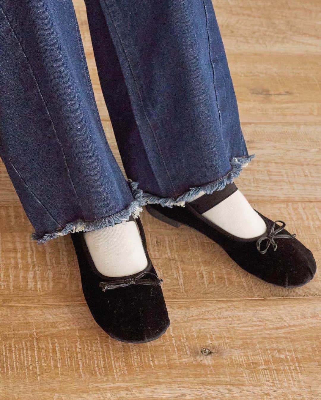 w closetさんのインスタグラム写真 - (w closetInstagram)「【ballet shoes】  "可愛いとおもったら保存しておくと便利♡" ＿＿＿＿＿＿＿＿＿＿＿＿＿＿＿  バレエシューズ ¥5,940 color : ピンク　ブルー　ホワイト　シルバー　ブラック　ブラックスムース　ブラックスタッツ　ゴールド　ピンクベロア  ころんとまるいフォルムが可愛い♡  ゴムストラップ付きで脱げにくく履きやすさも◎ クッション性の高いインソールで疲れにくいです ＿＿＿＿＿＿＿＿＿＿＿＿＿＿＿  #wcloset#ダブルクローゼット#wclo_snap#トレンドアイテム#カラーコーディネート#冬ファッション#冬コーディネート#コーディネート#差し色コーデ#冬コーデ#カジュアルコーデ#トレンドコーデ#大人カジュアルコーデ#20代コーデ#冬トレンド#冬靴#ブラックコーデ#バレエシューズ#バレエシューズコーデ #フラットシューズ#ぺたんこ靴#レザーアイテム#スパンコール#ピンクコーデ#シルバーアイテム#シルバー#大学生コーデ#クリスマスプレゼント#クリスマス#クリスマスコーデ」12月2日 21時00分 - wclosetwearsinc