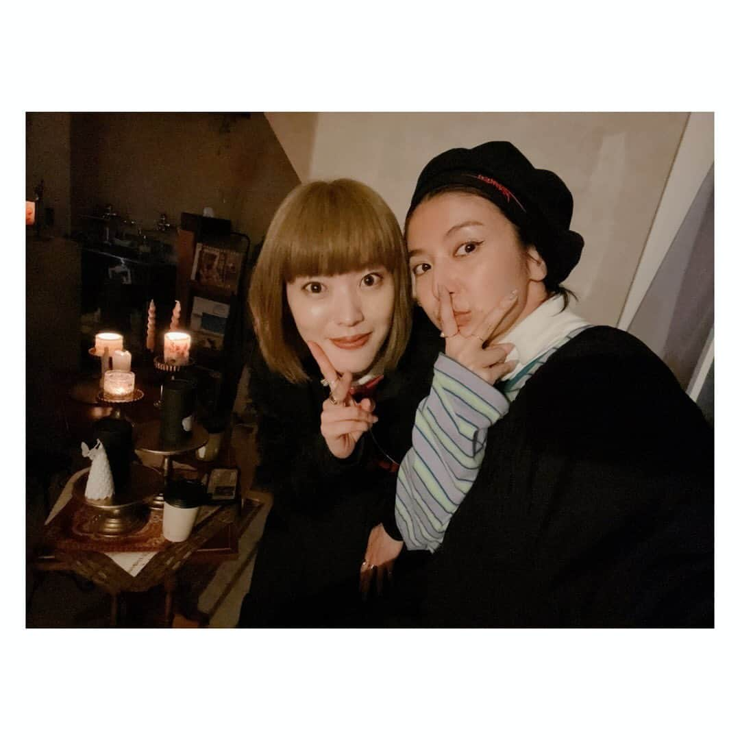 大石参月のインスタグラム：「キャンドルを作ってる従姉妹ちゃん @ameri_candle__merak 🕯️と 美味しい珈琲屋さん @tiescoffeeroaster ☕︎のコラボ 今日と明日のキャンドルナイトのお手伝い♡ キャンドルのあったかい光と コーヒーの良い香りがマッチしてなんて居心地がいい…☺️  #キャンドルナイト #大石参月」