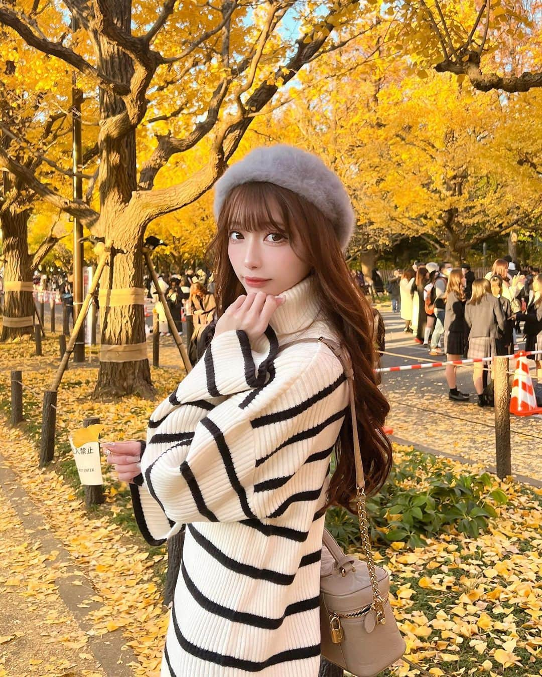 あやちゃんさんのインスタグラム写真 - (あやちゃんInstagram)「いちょう並木🍁🍂💛 ベスト見頃！！週末混みそうだけど急いで〜🥺 綺麗だったよ✨  #いちょう並木 #イチョウ並木 #外苑前いちょう並木 #外苑前  #紅葉スポット #紅葉シーズン #いちょうの木 #デートスポット #ベレー帽 #ベレー帽コーデ」12月1日 19時31分 - aya.you.love.r