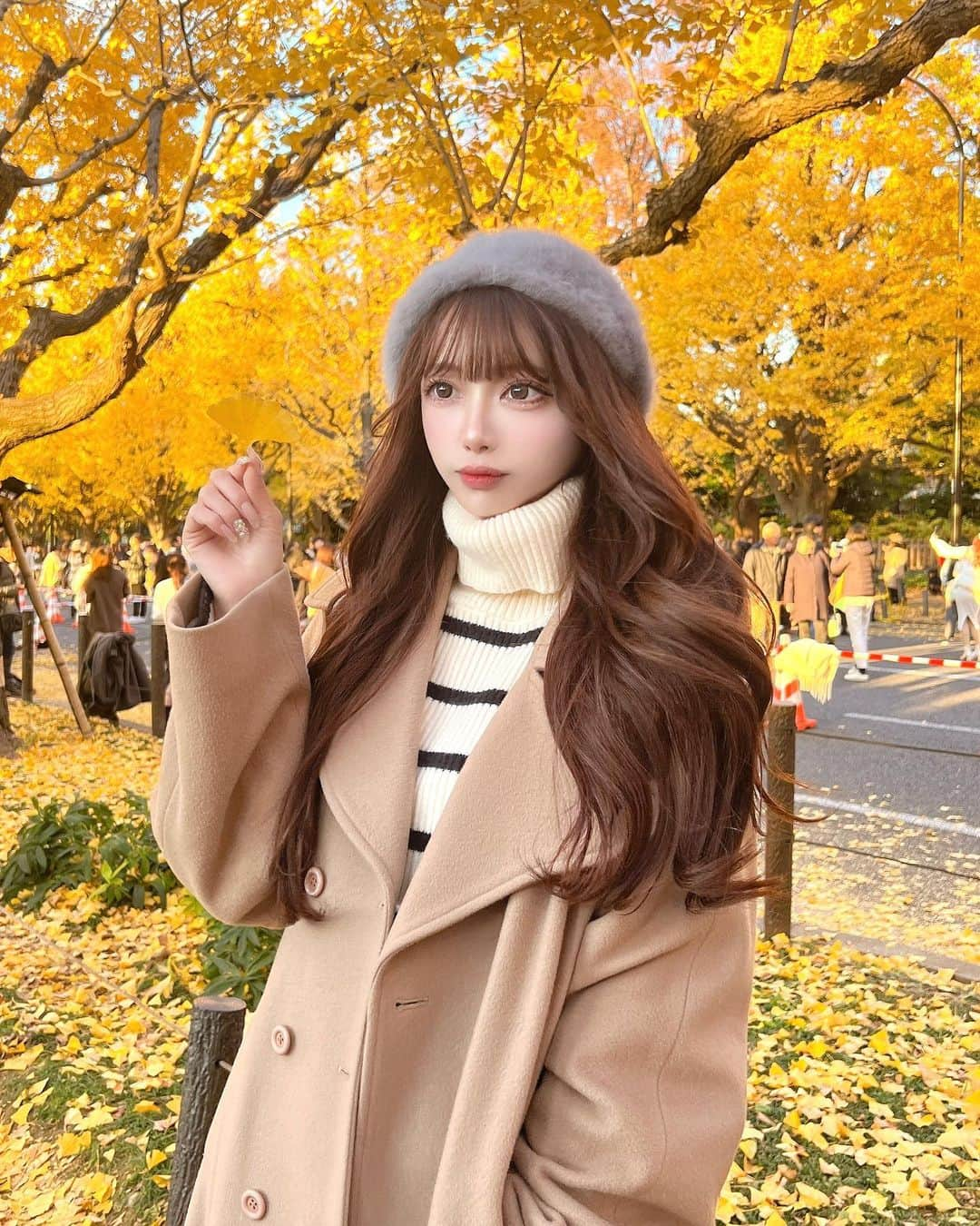 あやちゃんのインスタグラム：「いちょう並木🍁🍂💛 ベスト見頃！！週末混みそうだけど急いで〜🥺 綺麗だったよ✨  #いちょう並木 #イチョウ並木 #外苑前いちょう並木 #外苑前  #紅葉スポット #紅葉シーズン #いちょうの木 #デートスポット #ベレー帽 #ベレー帽コーデ」