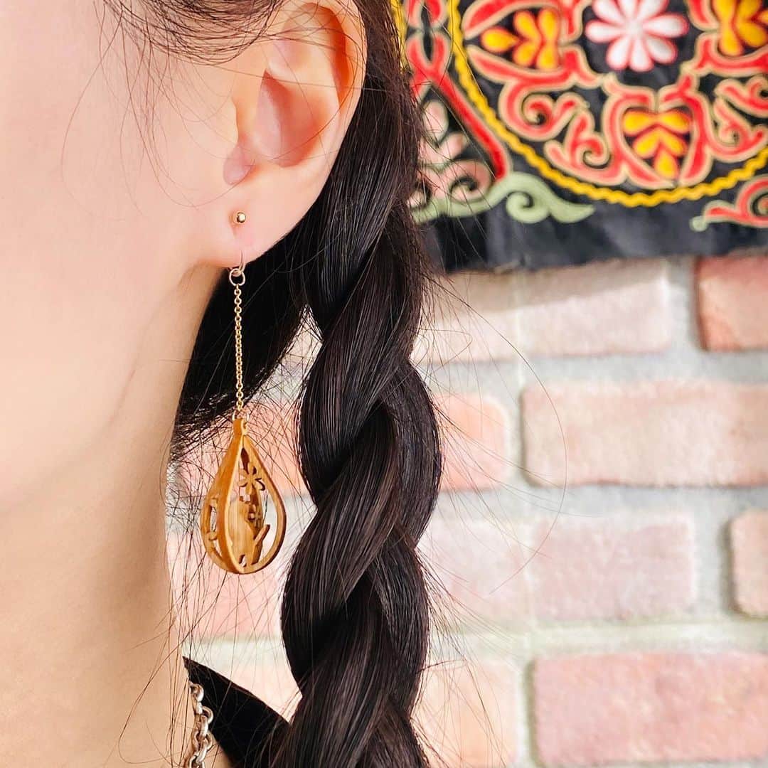 新倉瞳のインスタグラム：「Dombra earring?😆  ドンブラみたい😻なこちらのイヤリングは @swansdrops のもの。日本の繊細なデザインがカザフスタンの民族衣装にもよく合いました✨にゃんこも中に居ます🐈  ドンちゃん(ドンブラ)も頑張ってね❣️とプレゼントしていただいた、大切な大切なお守り✨✨✨✨✨✨」