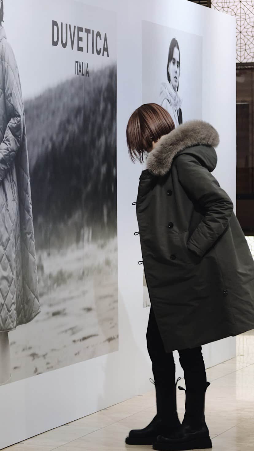 j.chikaのインスタグラム：「𝗗𝗨𝗩𝗘𝗧𝗜𝗖𝗔 𝗣𝗢𝗣𝗨𝗣 𝗦𝗧𝗢𝗥𝗘 ⛄️🤍-12/5 tue. ⁡ 12月に入ってやっと冬らしい気温に🤍 ⁡ 𝗗𝗨𝗩𝗘𝗧𝗜𝗖𝗔のダウンは 毎年どれもかっこよくて目移りします🖤 ⁡ 今年は… 定番のファー付きキルティングなしのカーキと 大好きなスタイリストさん @eri7810 縄田恵里さんコラボのダイヤキルティング◆のロングダウンがとってもステキでした😍 ⁡ ⁡ 𝗗𝗨𝗩𝗘𝗧𝗜𝗖𝗔 𝗣𝗢𝗣𝗨𝗣 𝗦𝗧𝗢𝗥𝗘 ⛄️🤍 📍大丸心斎橋店 本館1F 御堂筋側イベントスペース ⁡ 12/5 tue.までです ⁡ お買い上げの方に オリジナルガーメントケースプレゼント🎁（数量限定です🙏） ⁡ @duveticajp @daimarushinsaibashi #duvetica #イタリア #ダウンジャケット #PR」