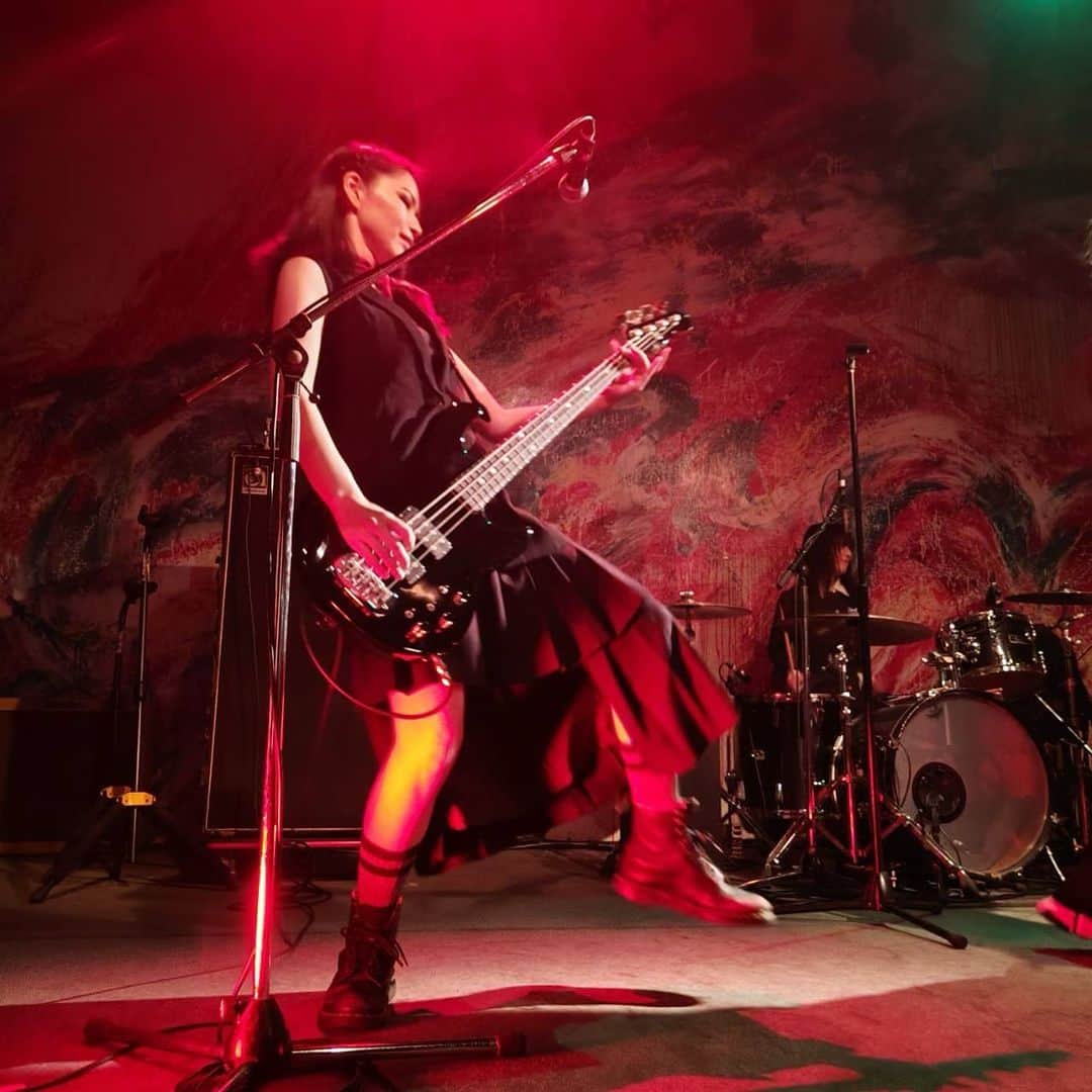 ERYのインスタグラム：「堺ファンダンゴでのライブショット。 photo by @pinkbat_nao  天井が高くて自由にベースを振り回せるのでノンストレス。 壁のペイントも相まって弾き姿がダイナミックに切り取られて良い感じ！ #極東ファロスキッカー #ファロキ #堺ファンダンゴ #bandtour #gig #gigphotography  #ベーシスト #bassist」