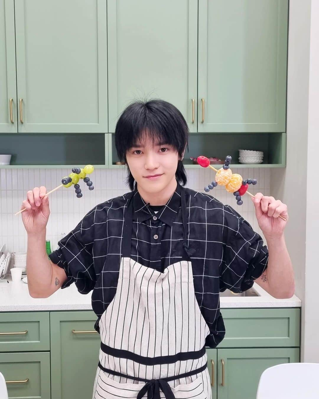 NCTさんのインスタグラム写真 - (NCTInstagram)「💐🍓🍇🍊🍍🍈🫐🍡💖  #TAEYONG #태용 #툥후루 #탕후루 #Tanghulu #Tyonghulu #NCT #NCT127」12月1日 19時33分 - nct