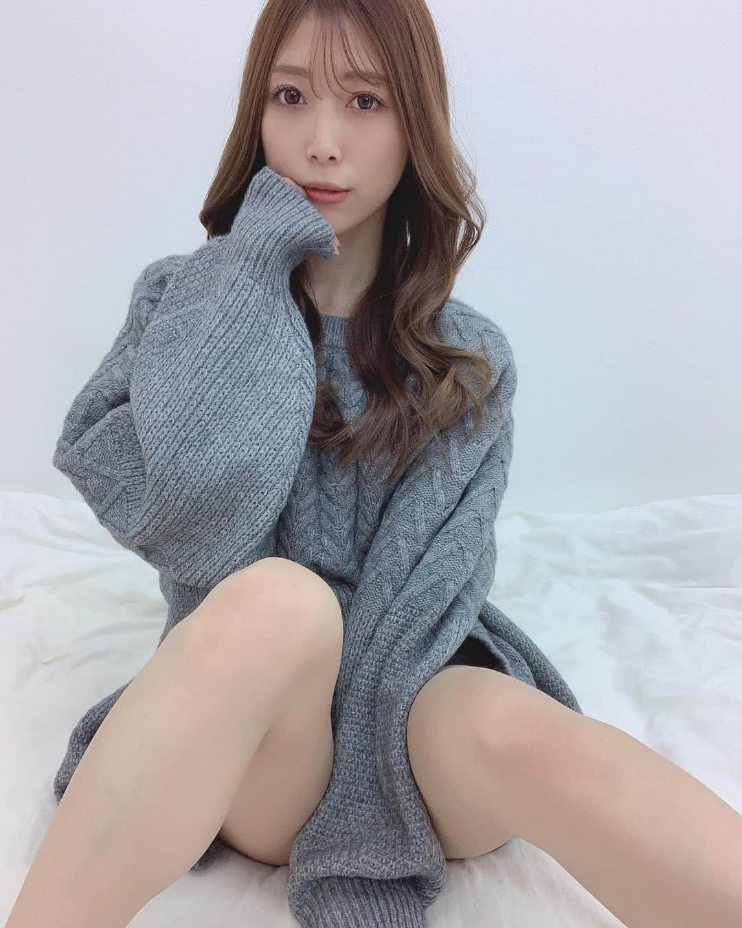 宇野栞菜（阿部栞菜）のインスタグラム：「さむいぃぃい🥺   #ニット   #ニットワンピース」