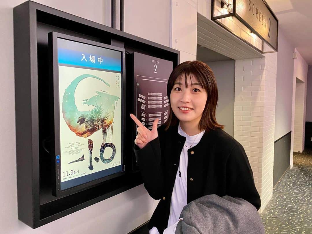 室岡里美のインスタグラム：「⁂  先日観た映画「ゴジラ−1.0」 面白かった〜！！！  この映画を観た後にお会いした 神木隆之介さん、浜辺美波さん、山崎貴監督。 震えた〜！！！笑  映画館で観て、大正解でした。  #HTB #イチオシ #今週もお付き合い頂きありがとうございました #アナウンサー #室岡里美」